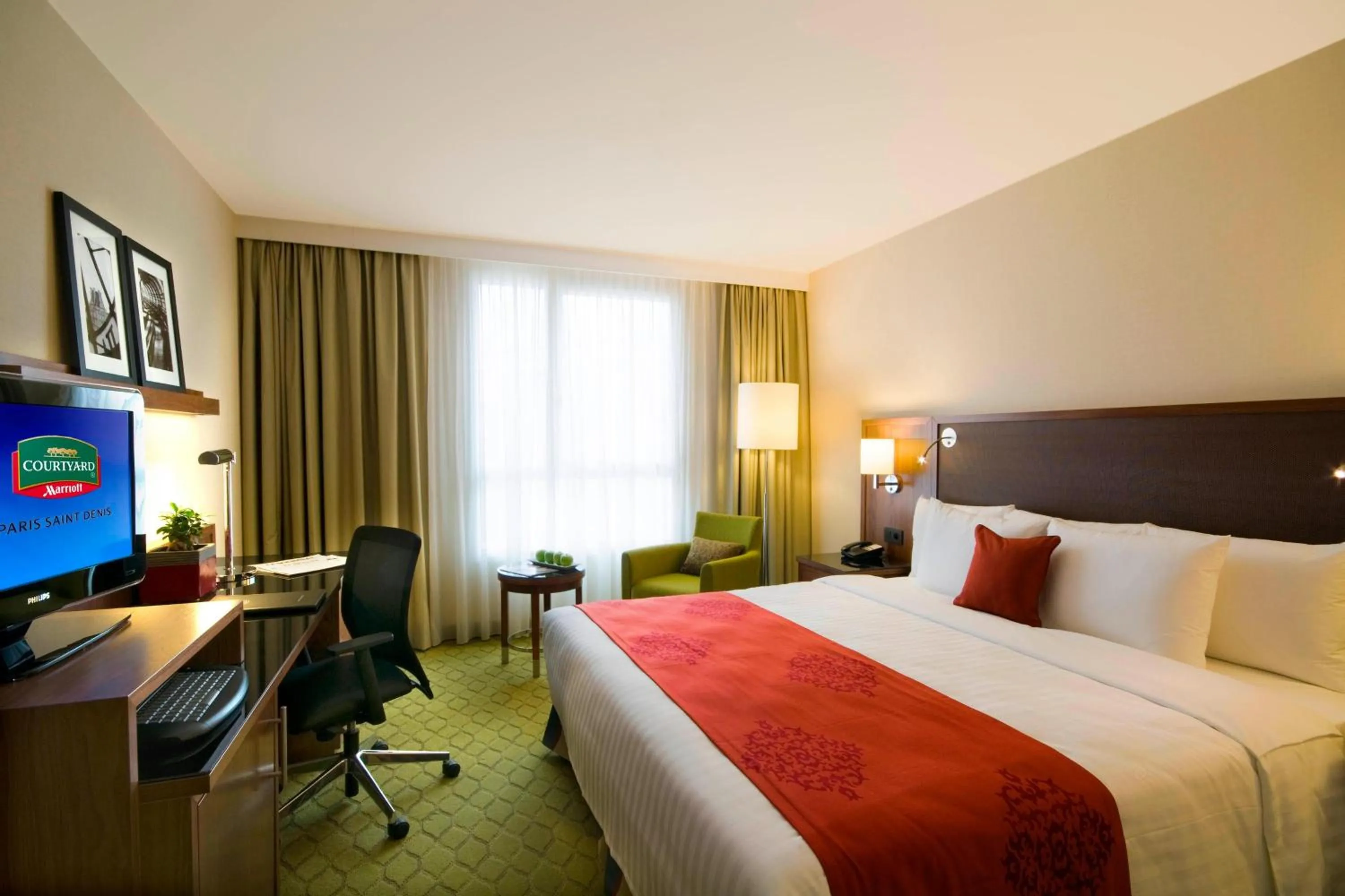Bedroom, Bed in Courtyard by Marriott Paris Saint Denis