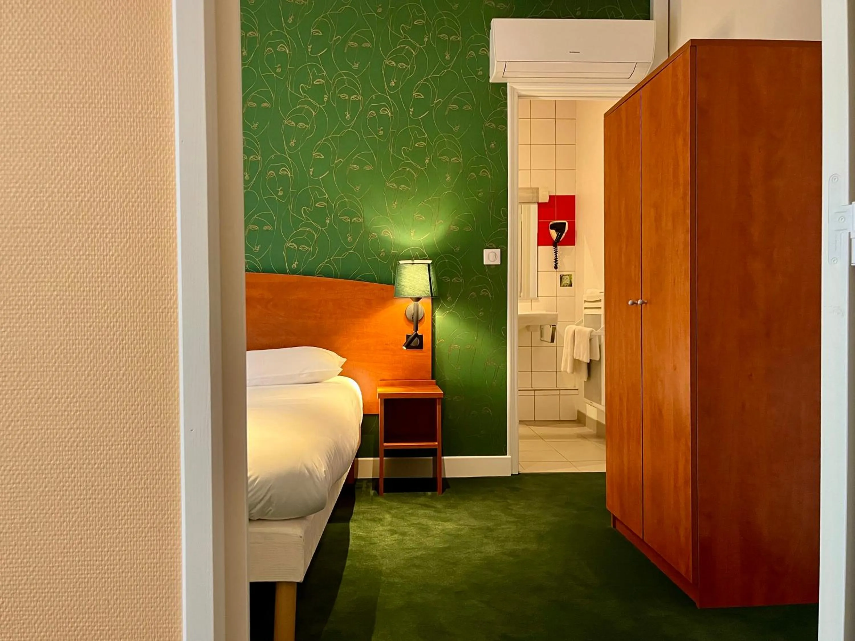 Bed in Logis Hôtel & Restaurant - Le Saint-Louis