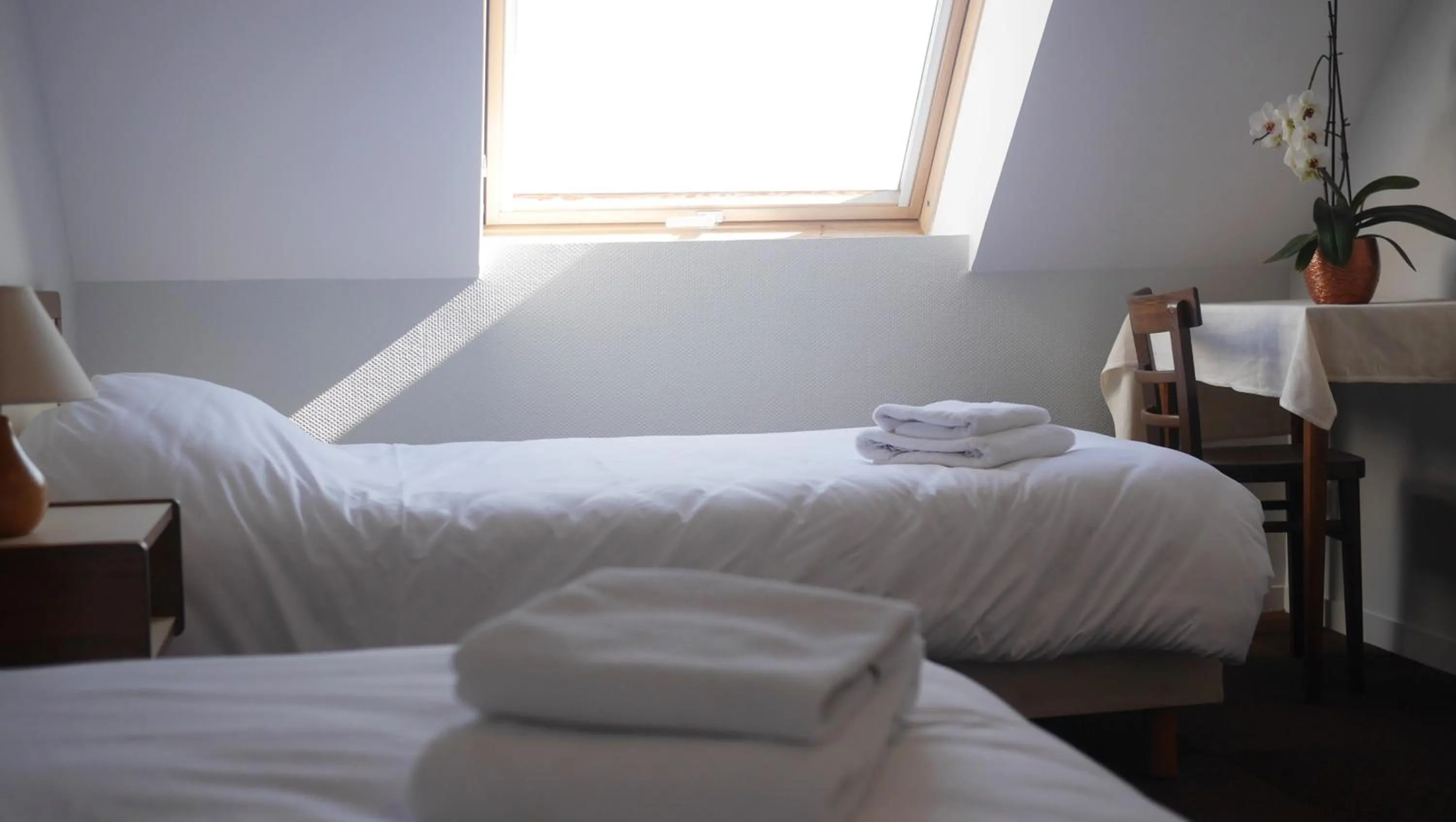 Bed in Logis Hôtel & Restaurant - Le Saint-Louis