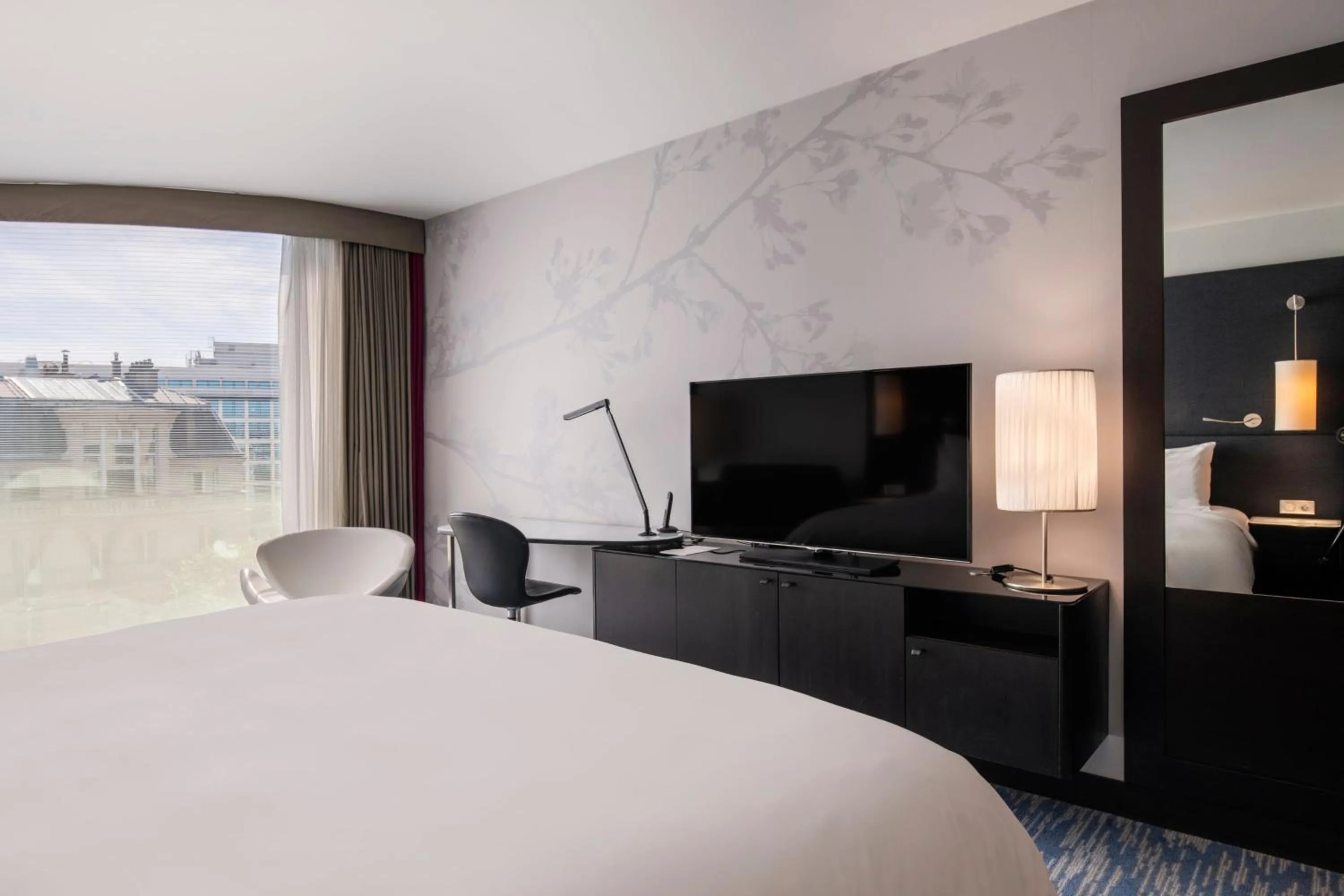 Photo of the whole room, Bed in Renaissance Paris Arc de Triomphe Hotel