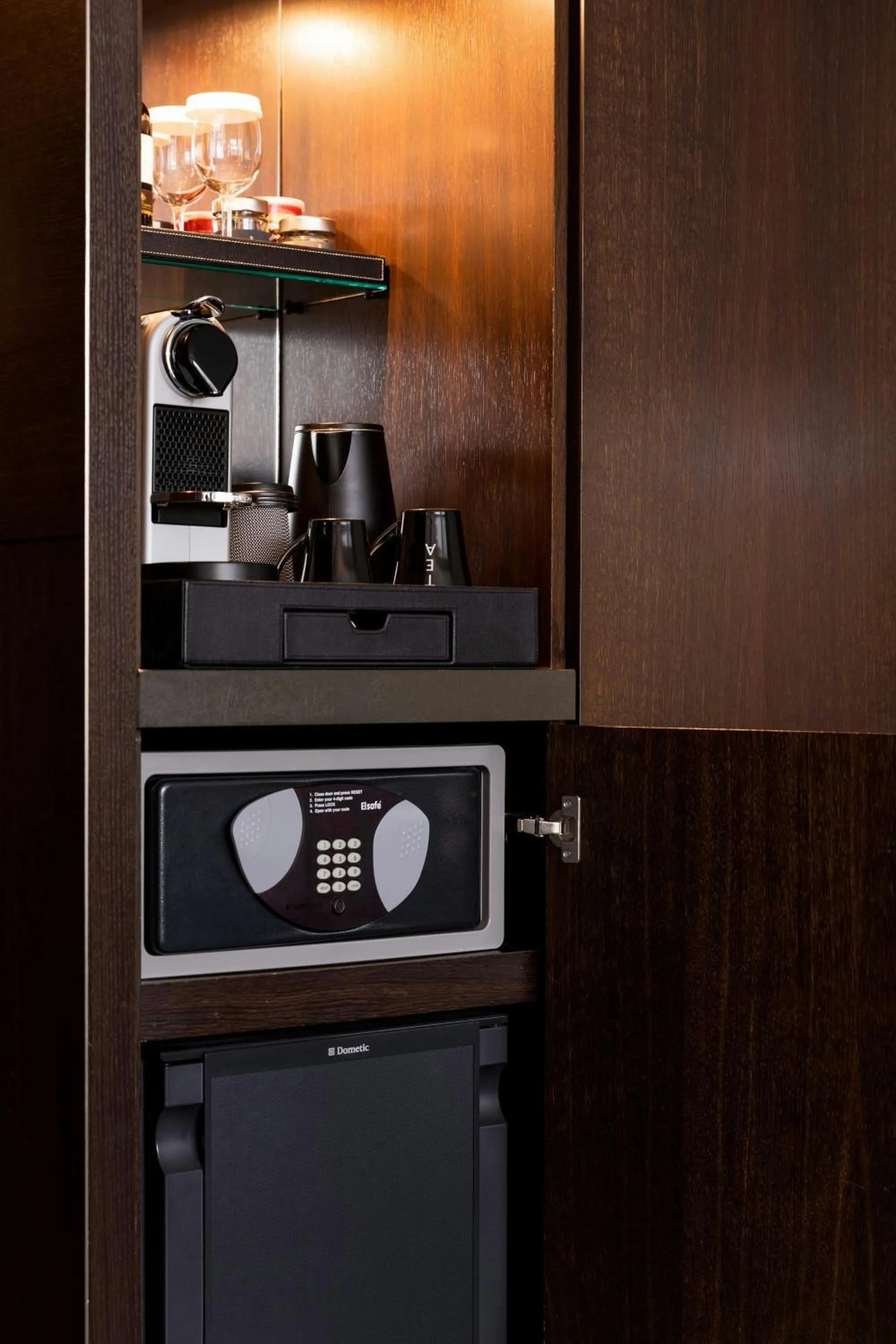 Lounge or bar in Renaissance Paris Arc de Triomphe Hotel