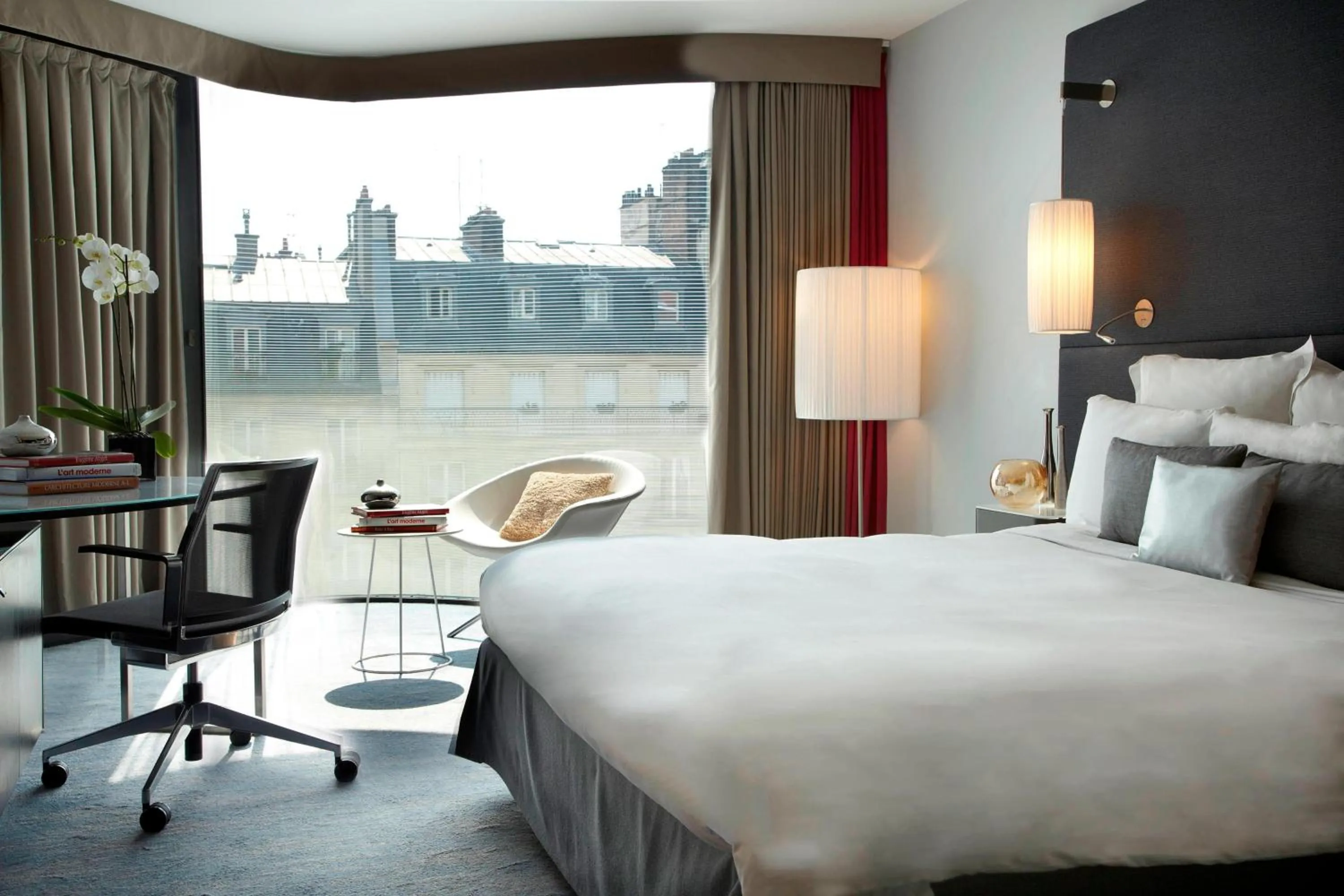 Photo of the whole room, Bed in Renaissance Paris Arc de Triomphe Hotel