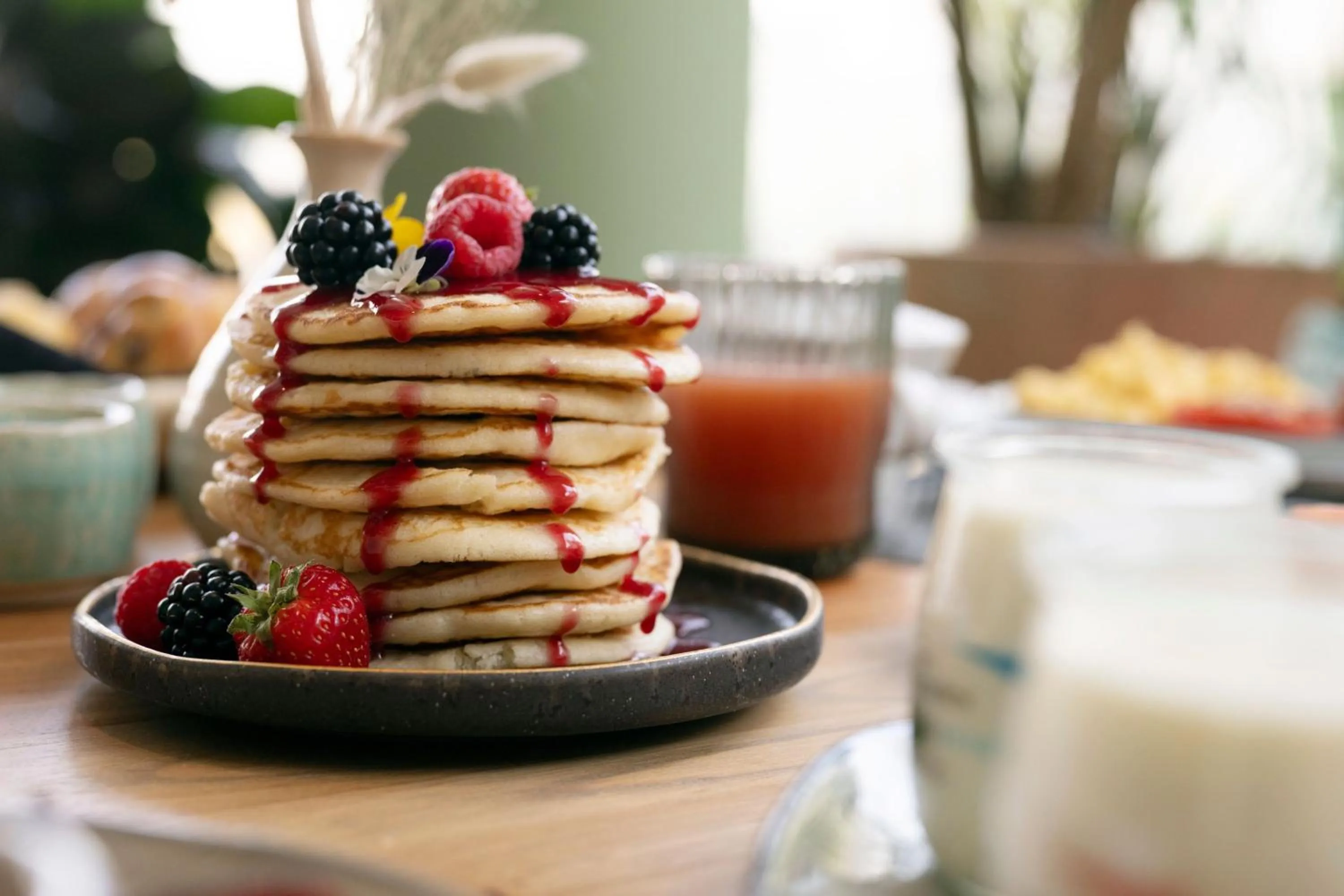 Lounge or bar in Renaissance Paris Arc de Triomphe Hotel