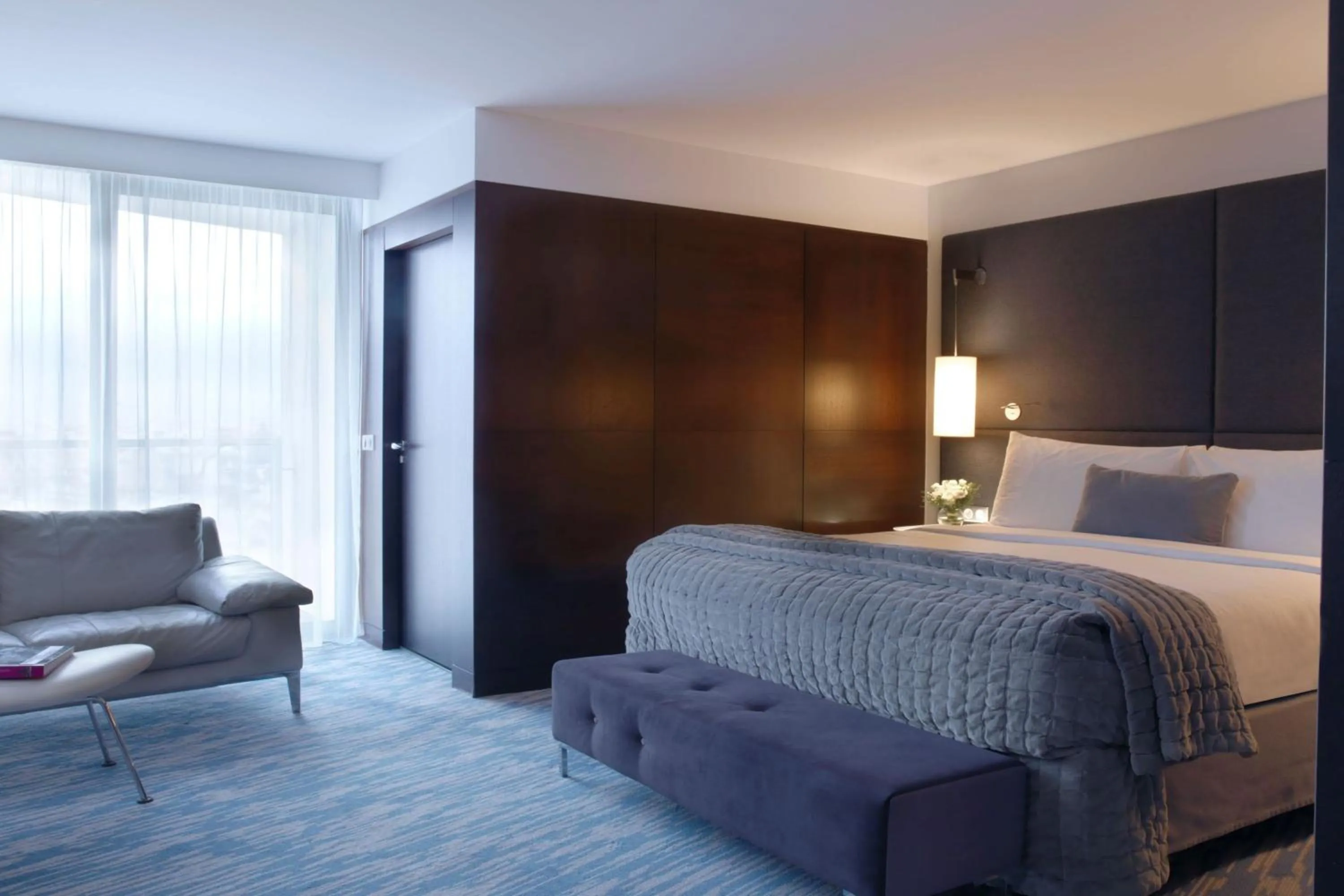 Photo of the whole room, Bed in Renaissance Paris Arc de Triomphe Hotel