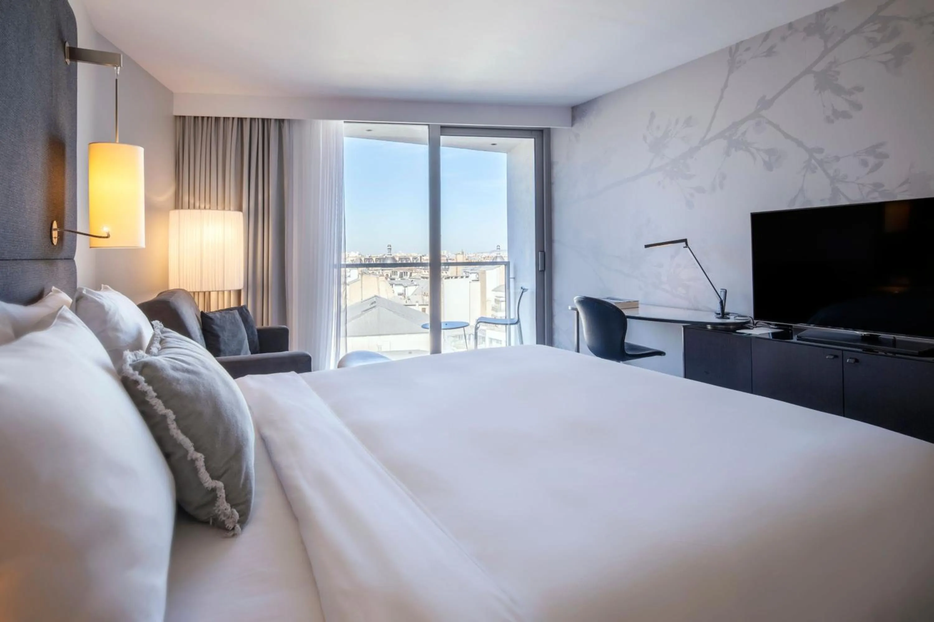 Photo of the whole room, Bed in Renaissance Paris Arc de Triomphe Hotel