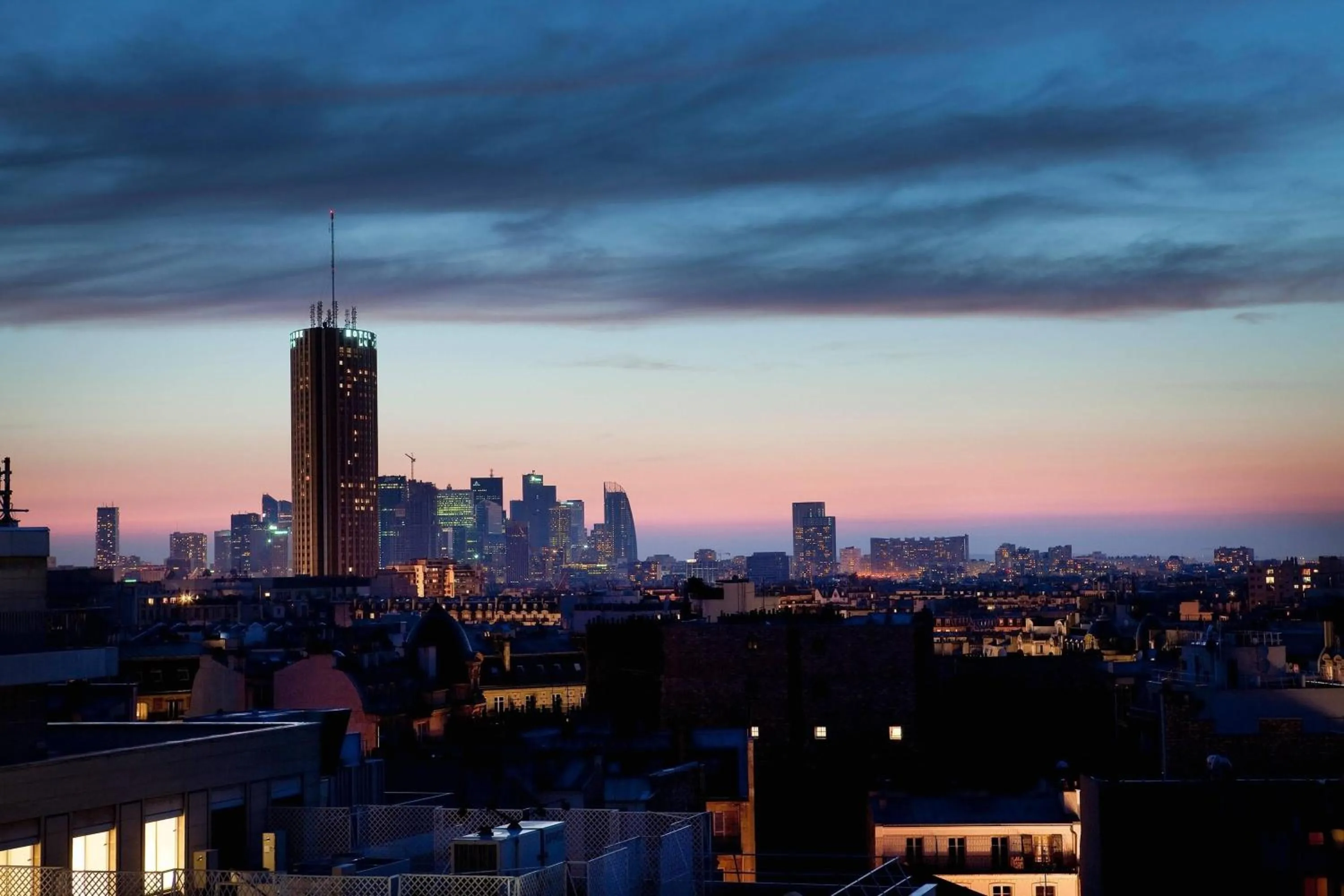 Photo of the whole room in Renaissance Paris Arc de Triomphe Hotel