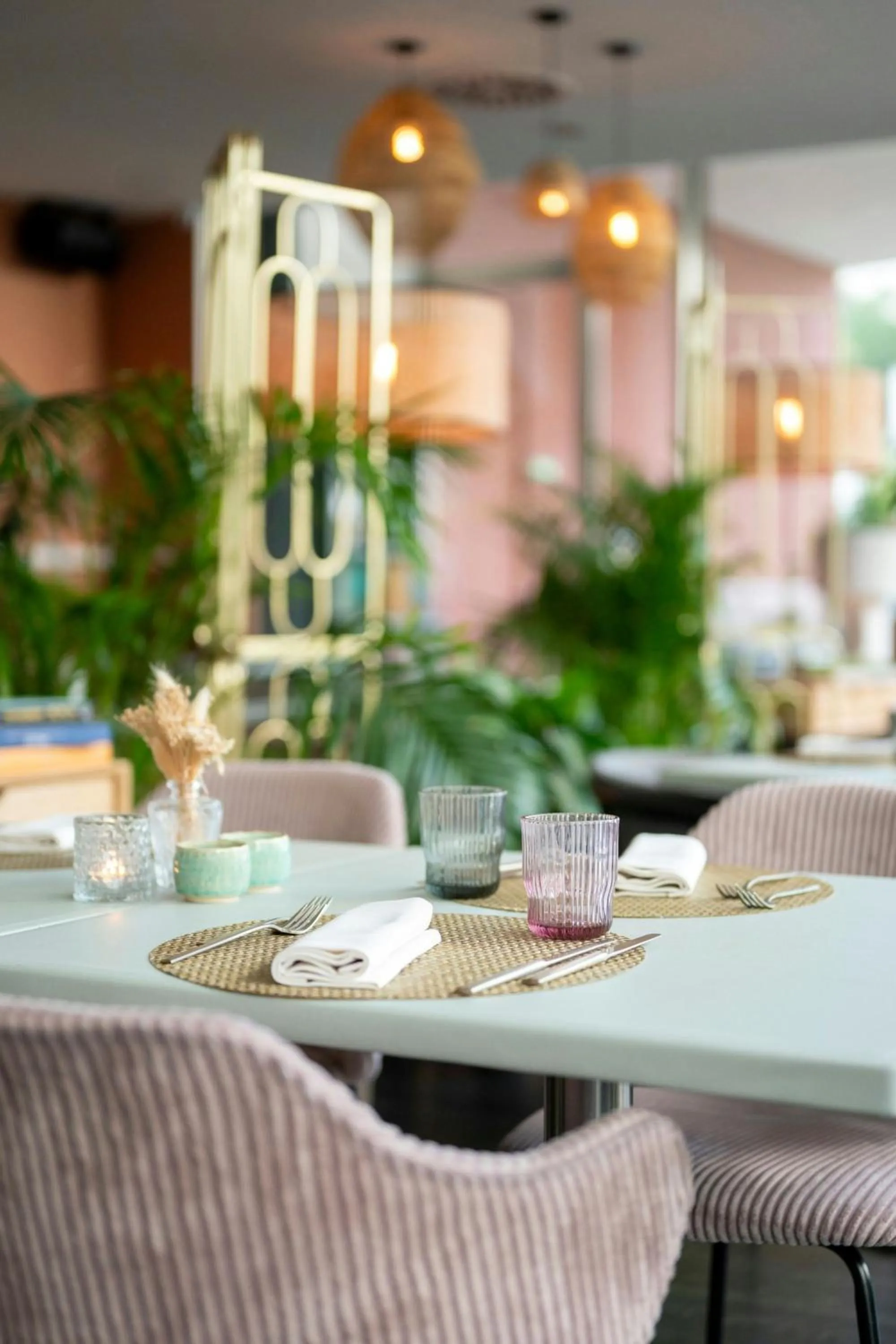 Restaurant/places to eat in Renaissance Paris Arc de Triomphe Hotel