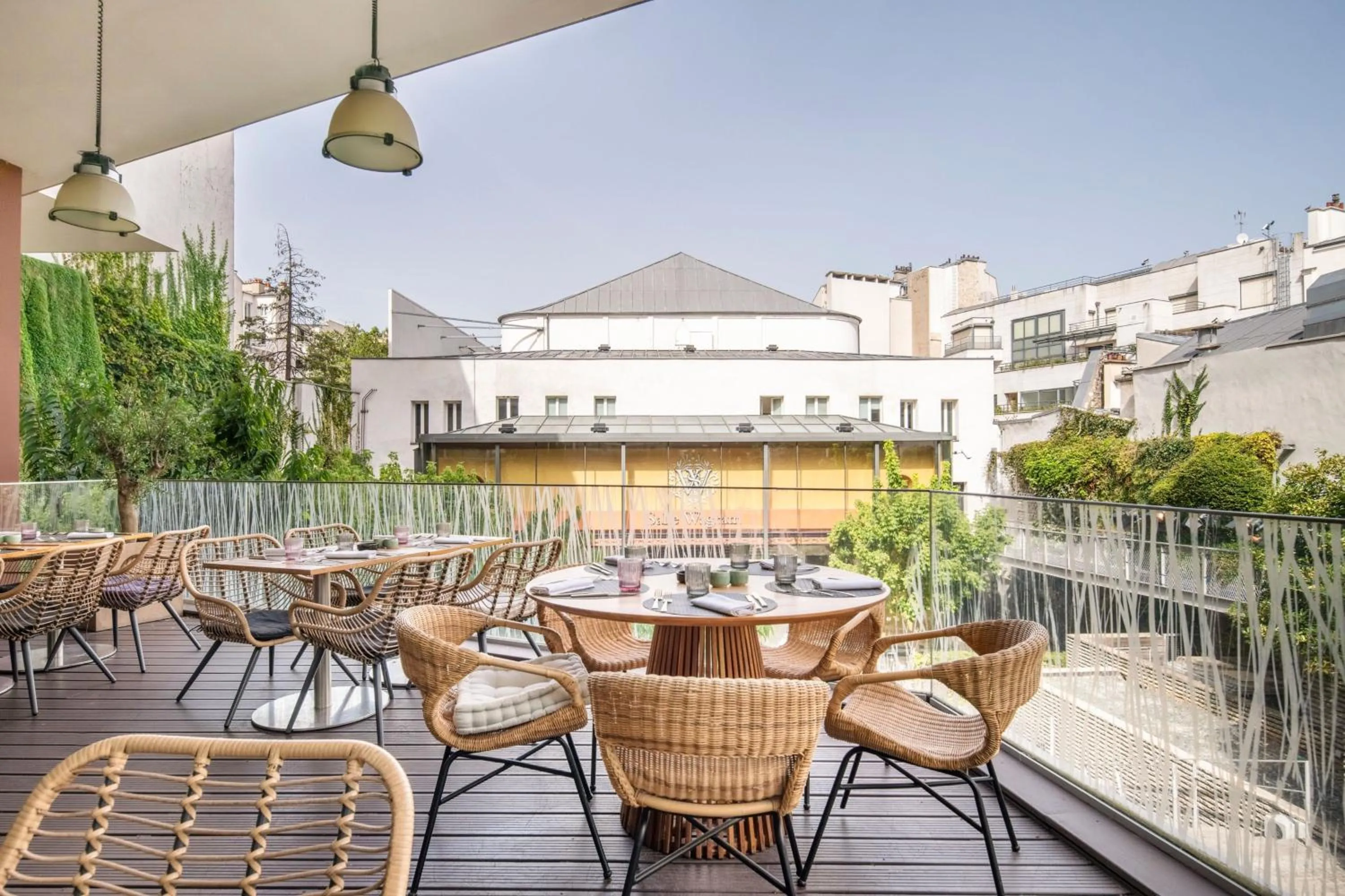 Lounge or bar in Renaissance Paris Arc de Triomphe Hotel