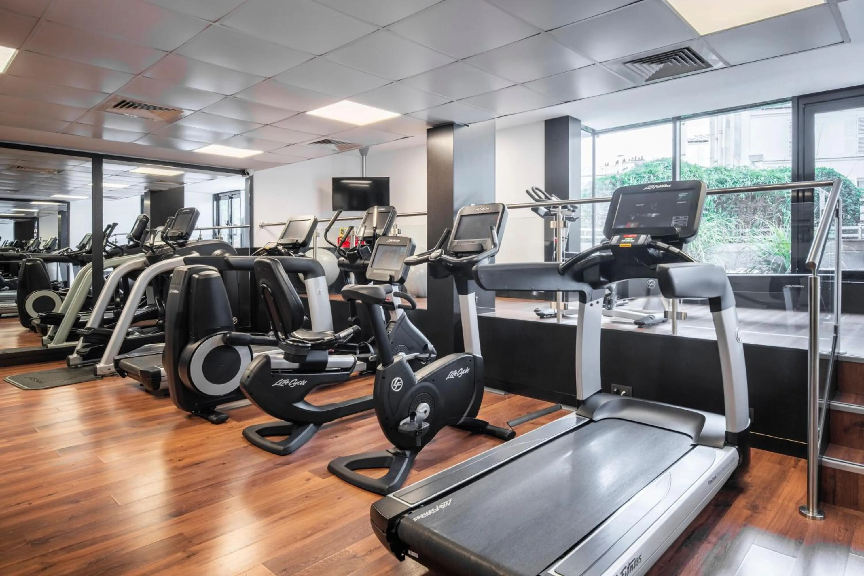 Fitness centre/facilities in Renaissance Paris Arc de Triomphe Hotel