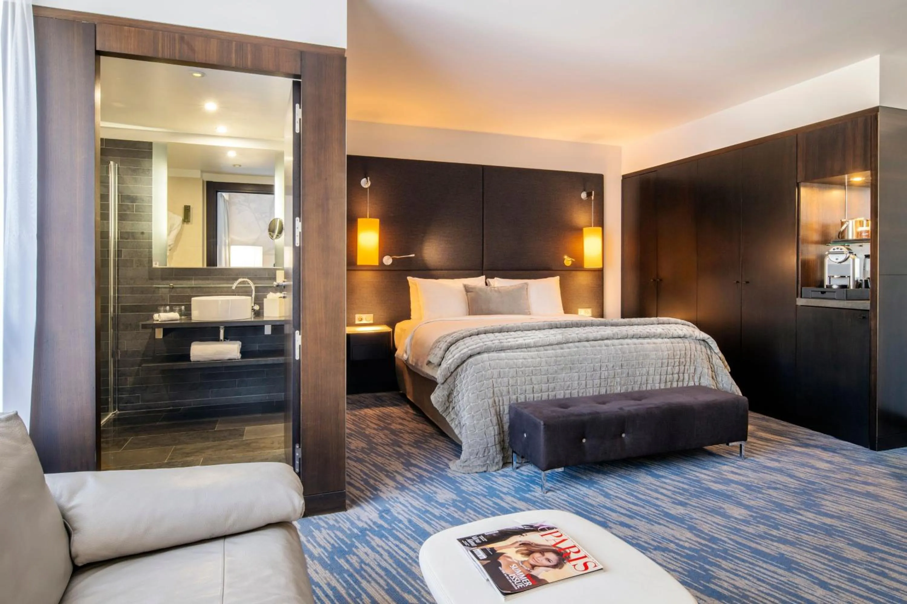 Photo of the whole room, Bed in Renaissance Paris Arc de Triomphe Hotel