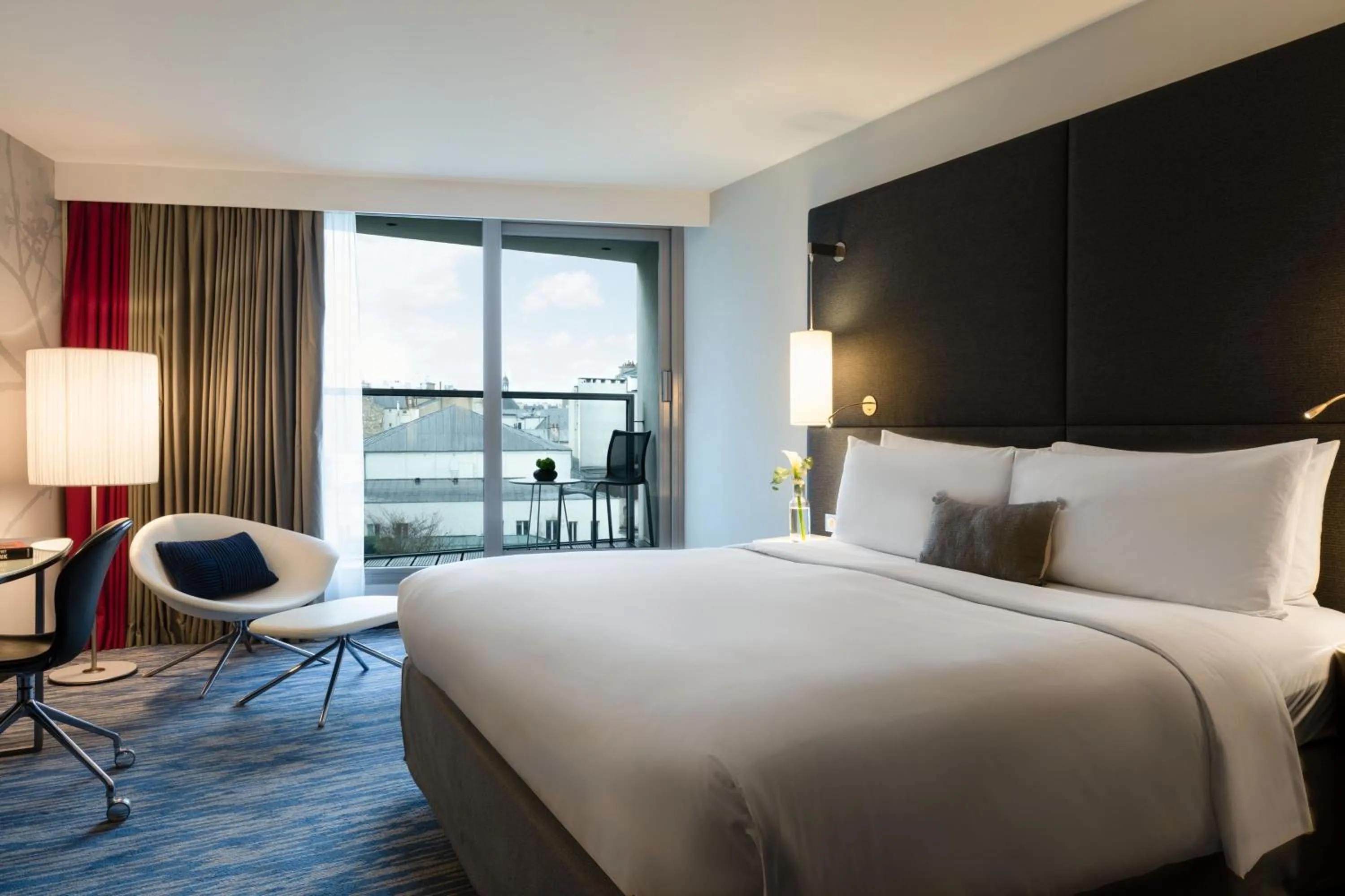 Photo of the whole room, Bed in Renaissance Paris Arc de Triomphe Hotel