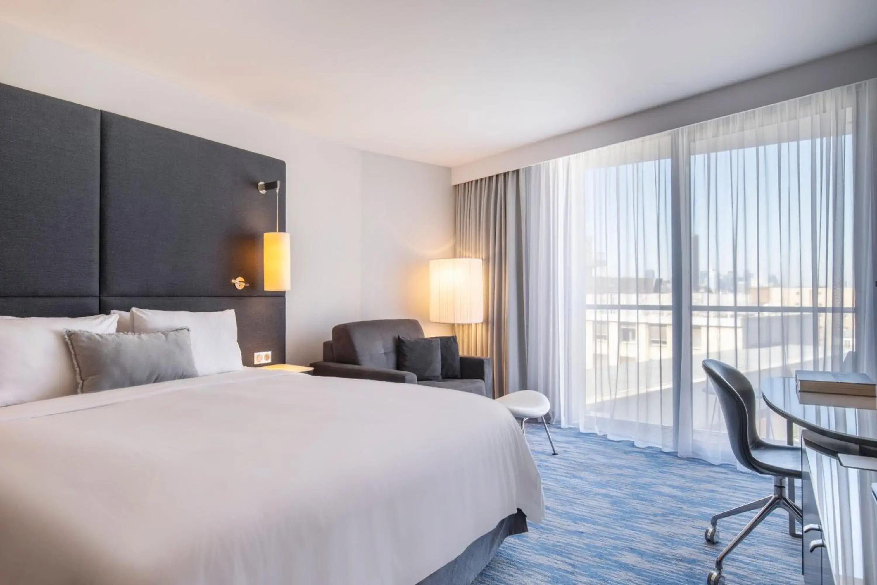 Prestige Balcony room with Garden View in Renaissance Paris Arc de Triomphe Hotel Prestige Balcony room with Garden View in Renaissance Paris Arc de Triomphe Hotel