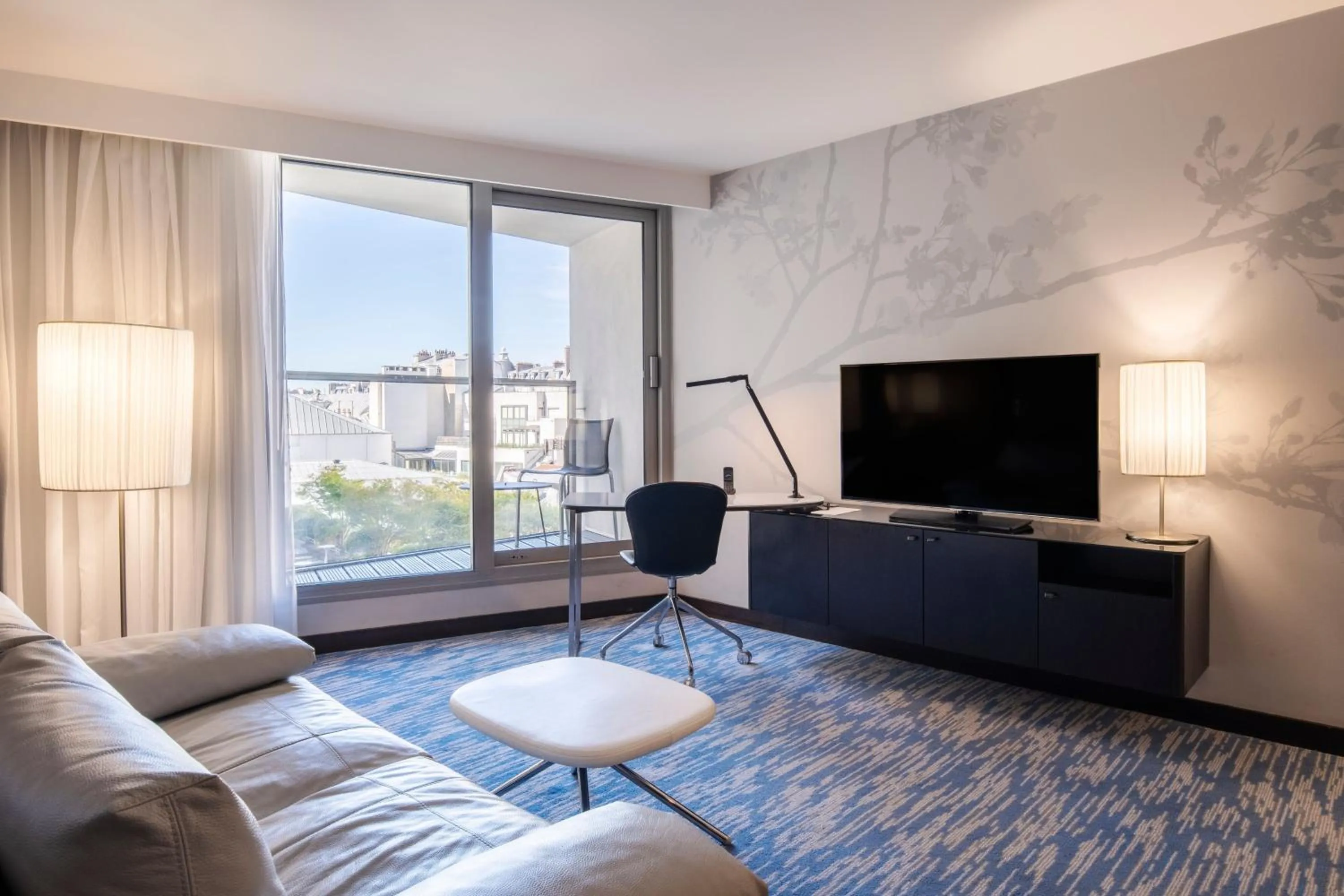Living room in Renaissance Paris Arc de Triomphe Hotel