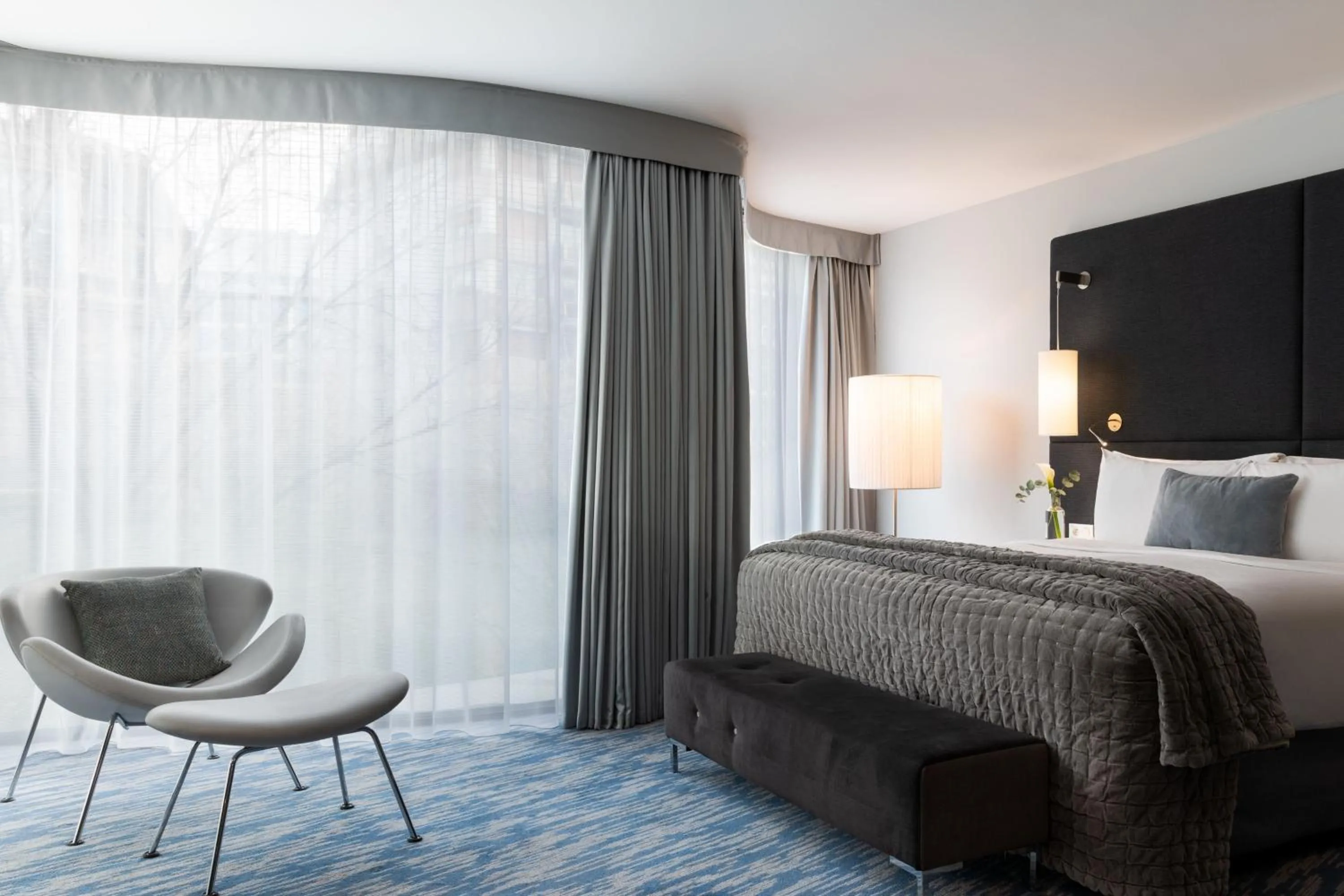 Photo of the whole room, Bed in Renaissance Paris Arc de Triomphe Hotel