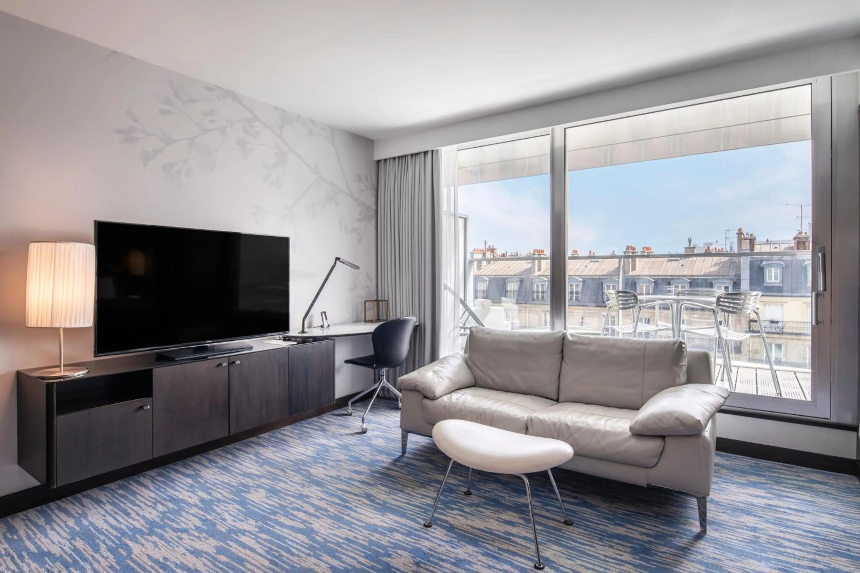 Photo of the whole room in Renaissance Paris Arc de Triomphe Hotel