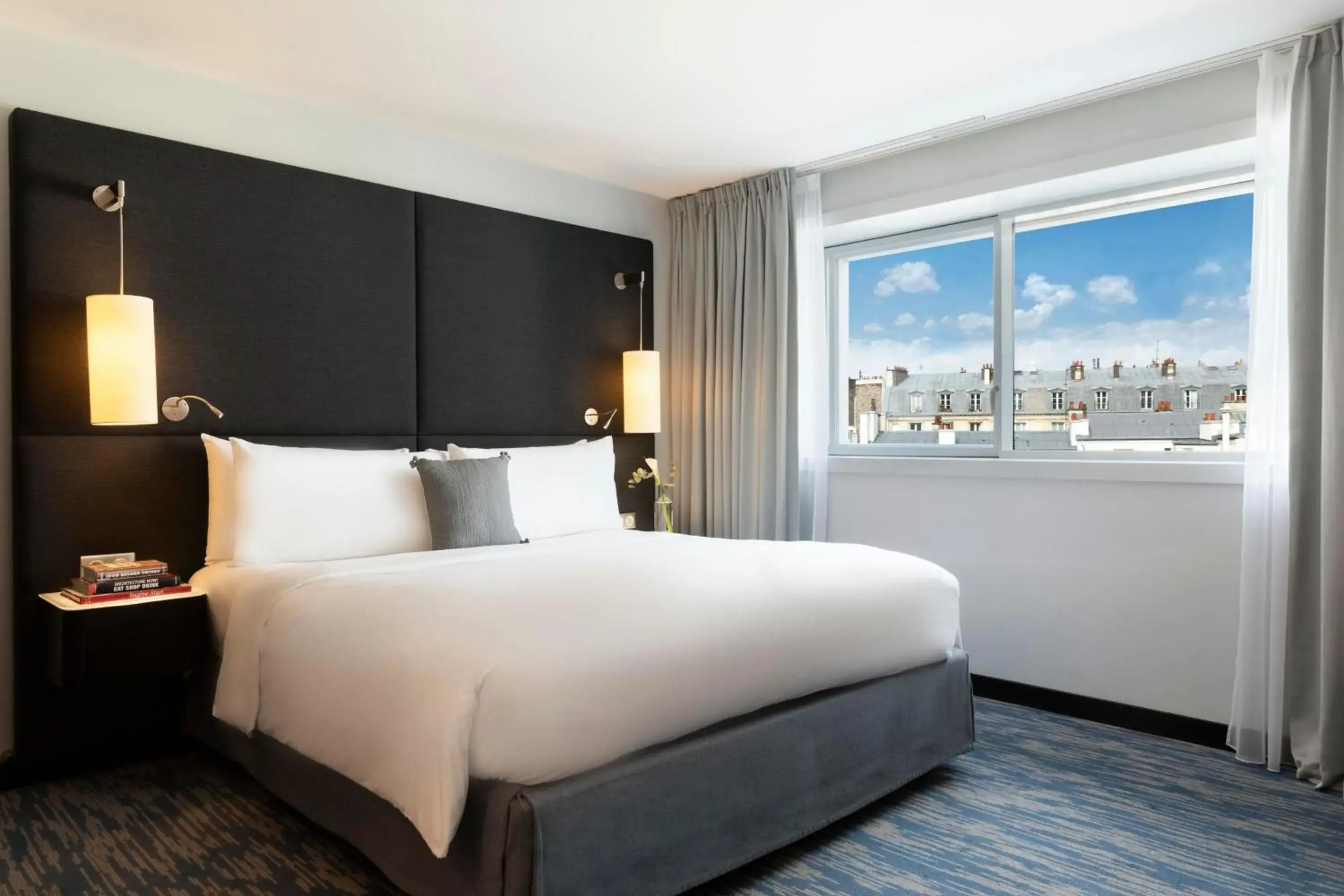 Stand'R Room with Garden View in Renaissance Paris Arc de Triomphe Hotel Stand'R Room with Garden View in Renaissance Paris Arc de Triomphe Hotel