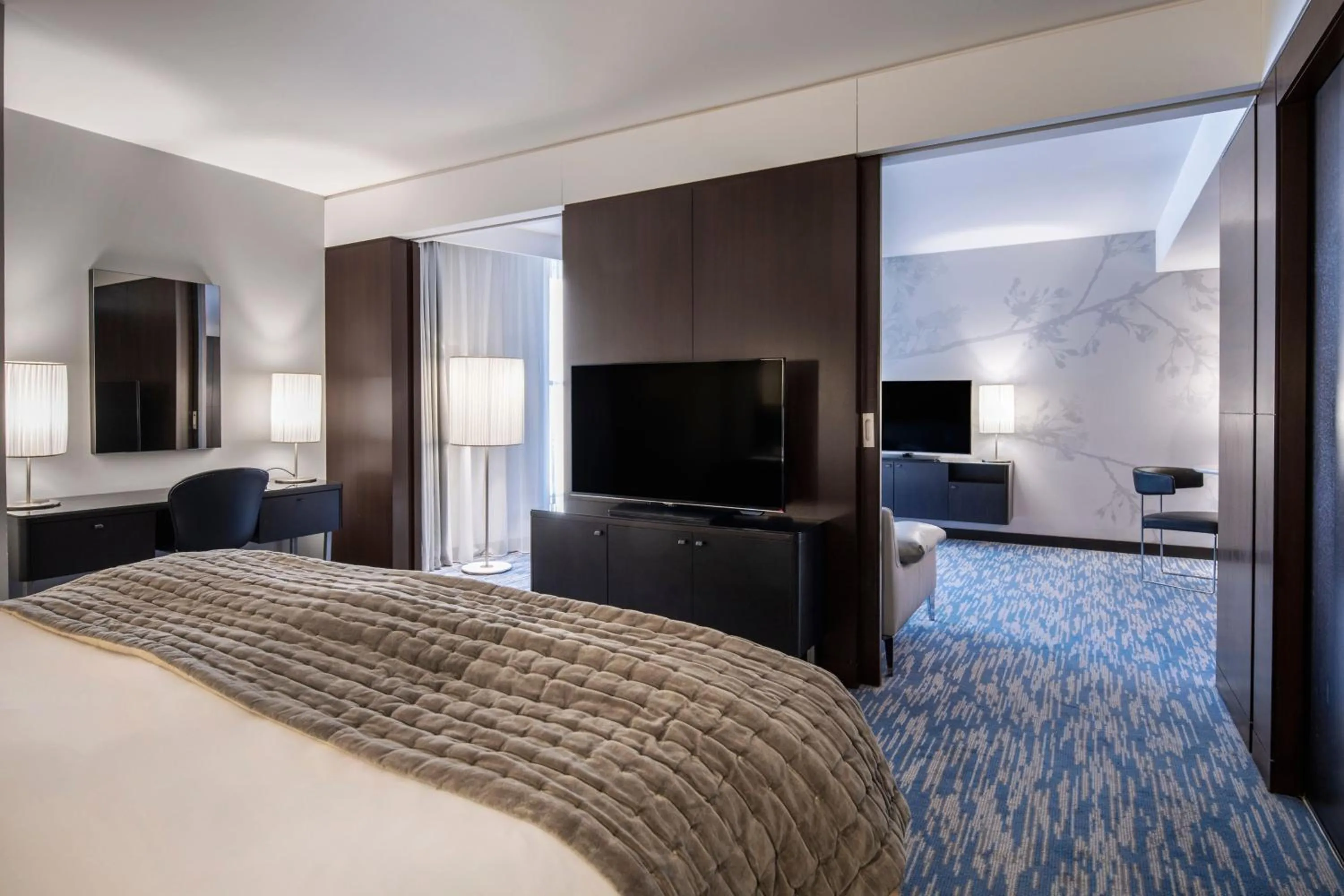 Bedroom, Bed in Renaissance Paris Arc de Triomphe Hotel