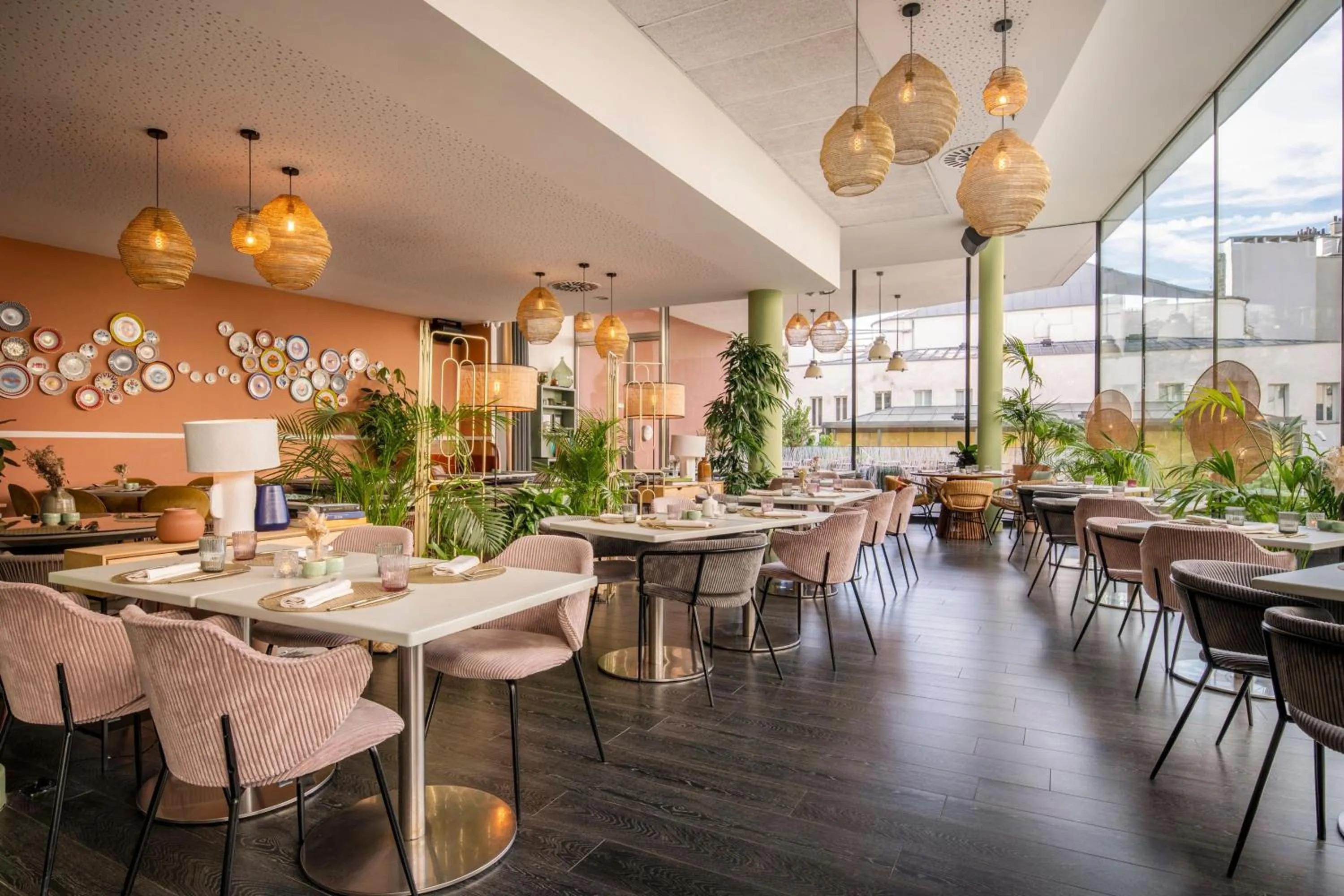 Lounge or bar in Renaissance Paris Arc de Triomphe Hotel