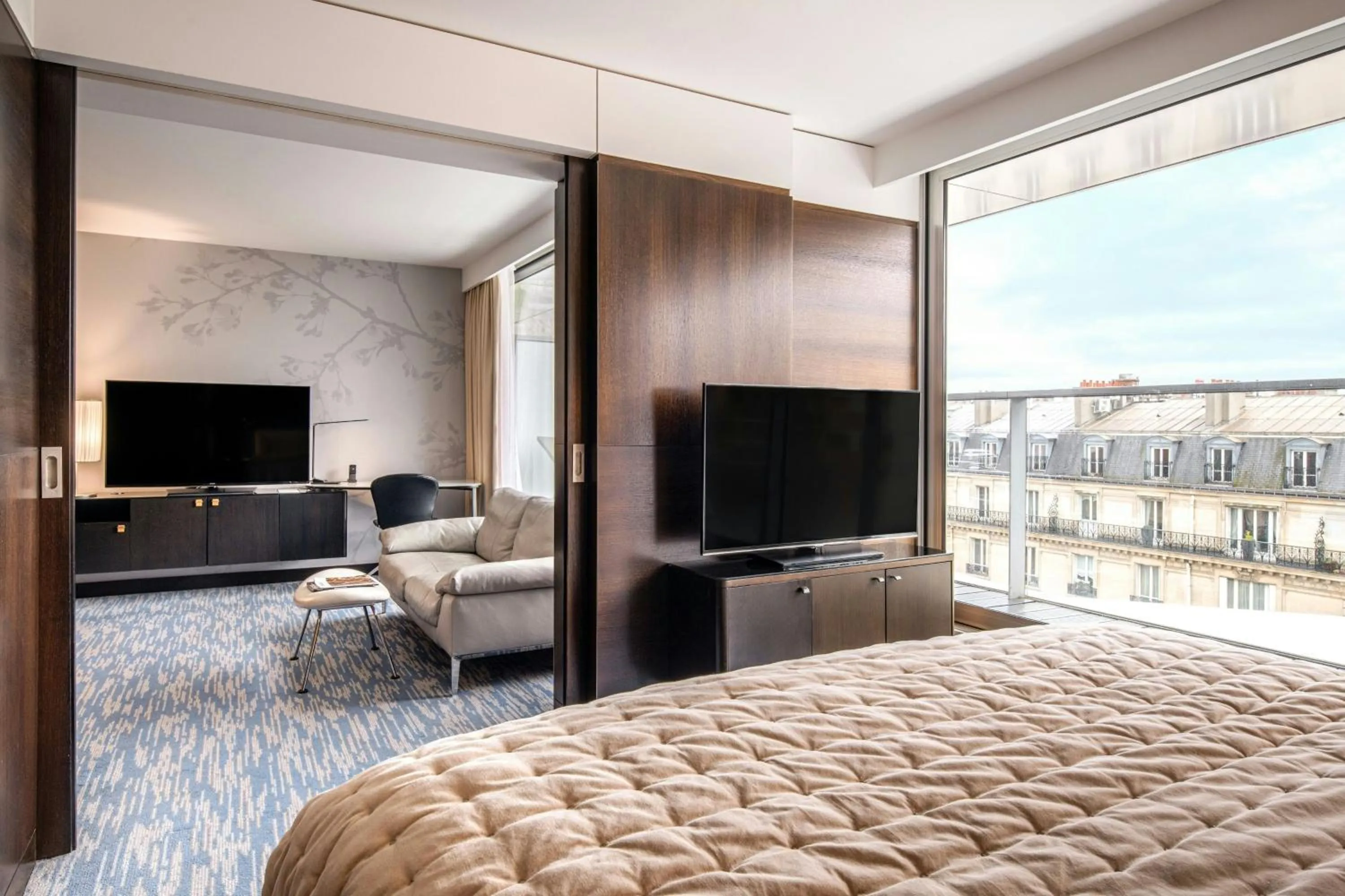Photo of the whole room, Bed in Renaissance Paris Arc de Triomphe Hotel