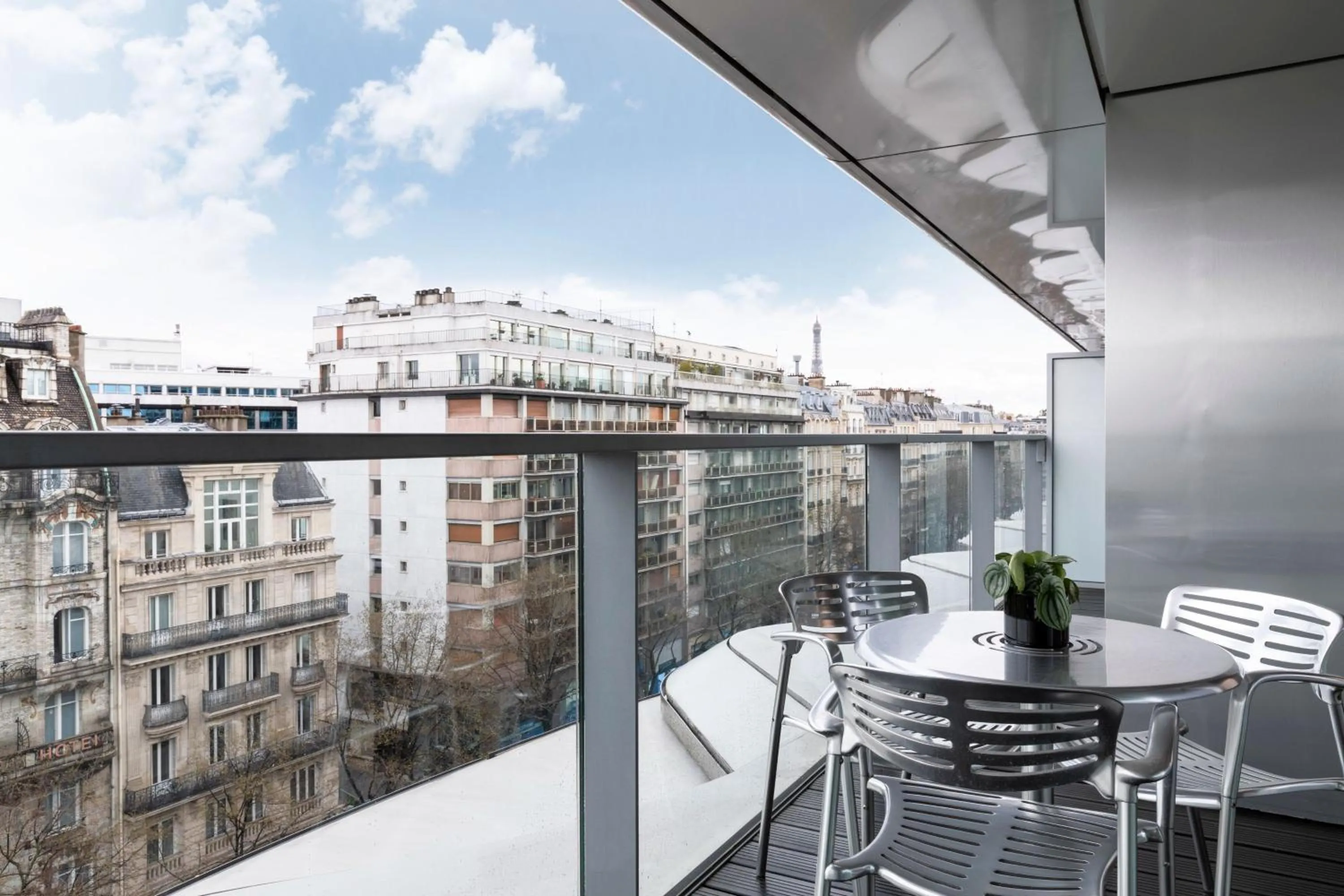 Photo of the whole room in Renaissance Paris Arc de Triomphe Hotel