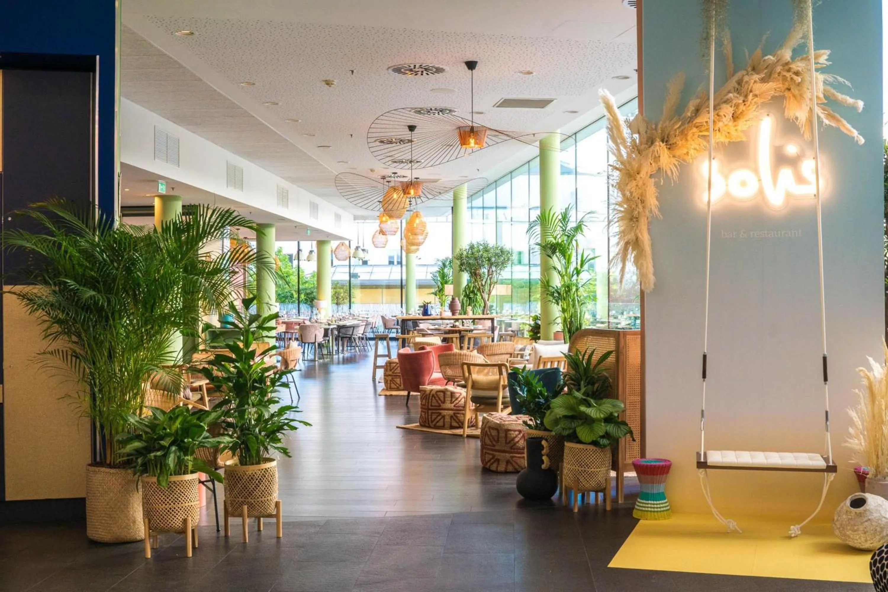 Restaurant/places to eat in Renaissance Paris Arc de Triomphe Hotel