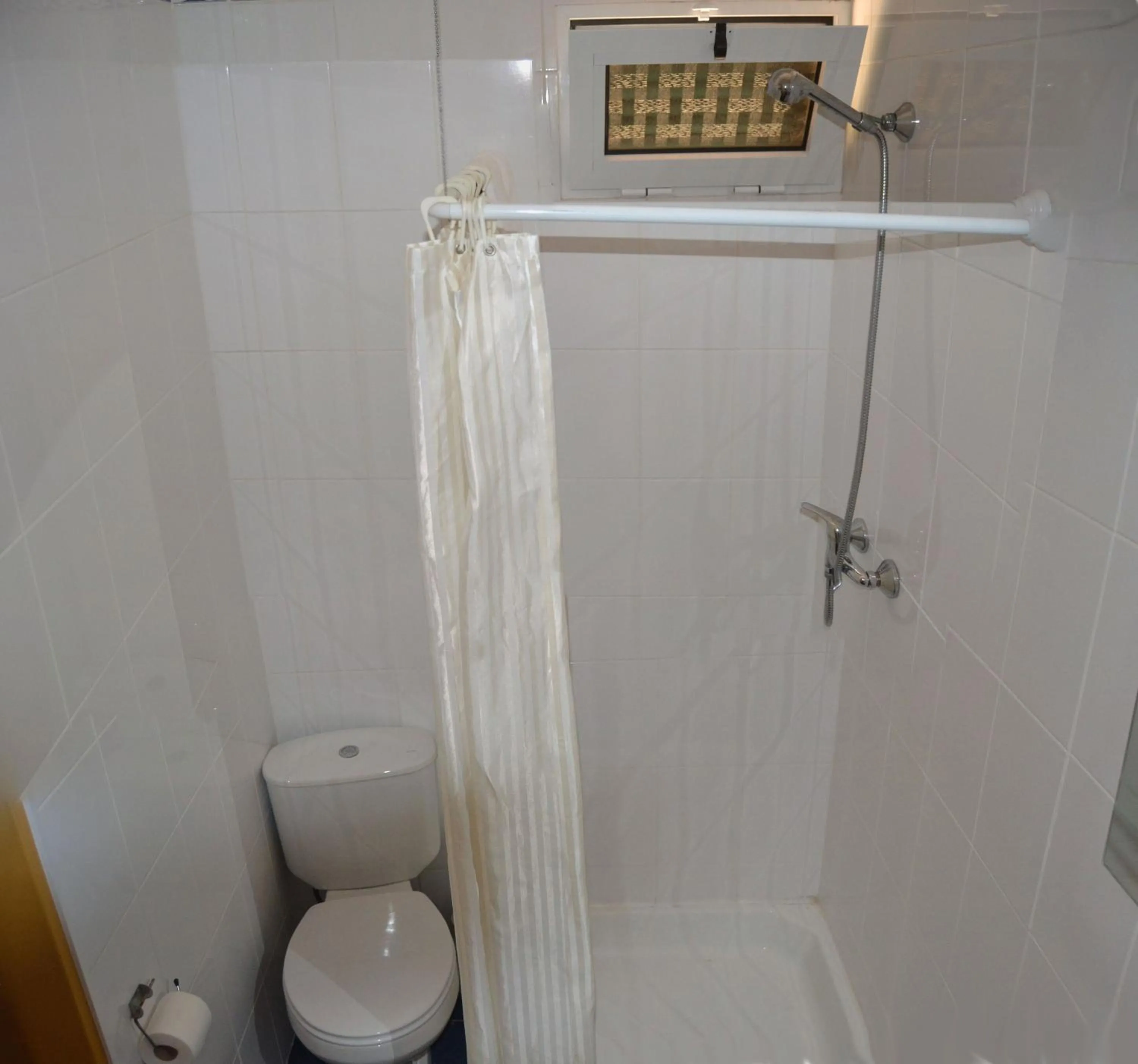 Shower in Hostel Casal São João