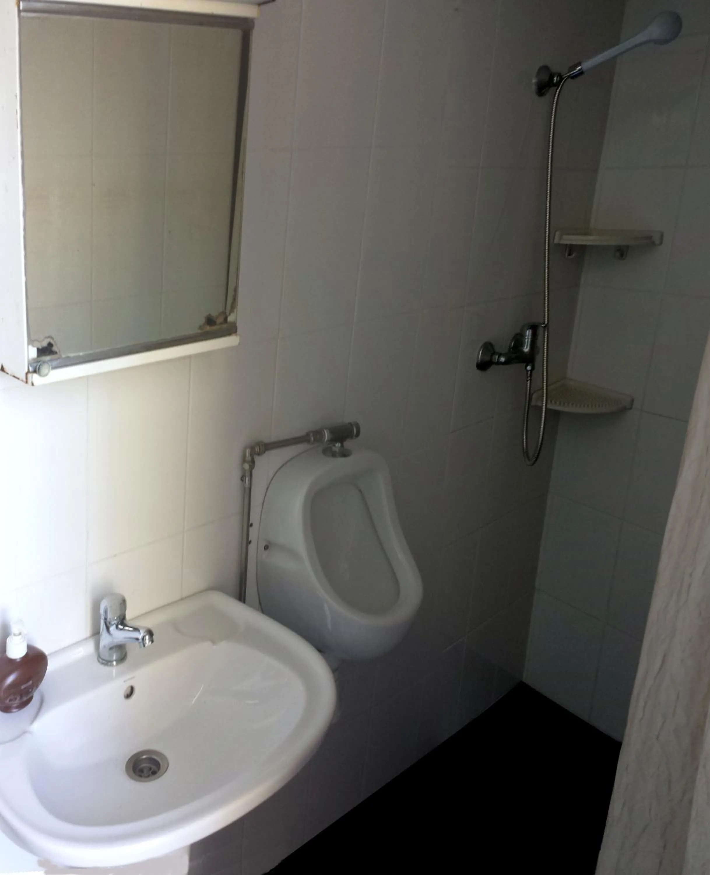 Shower in Hostel Casal São João
