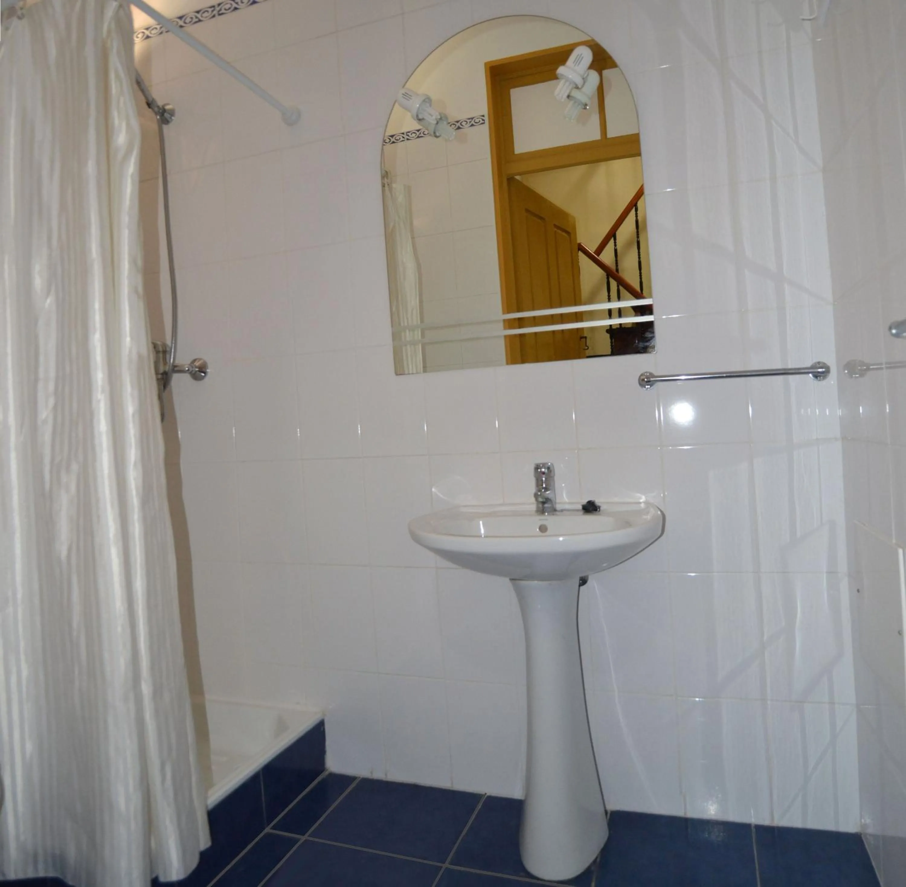 Shower in Hostel Casal São João