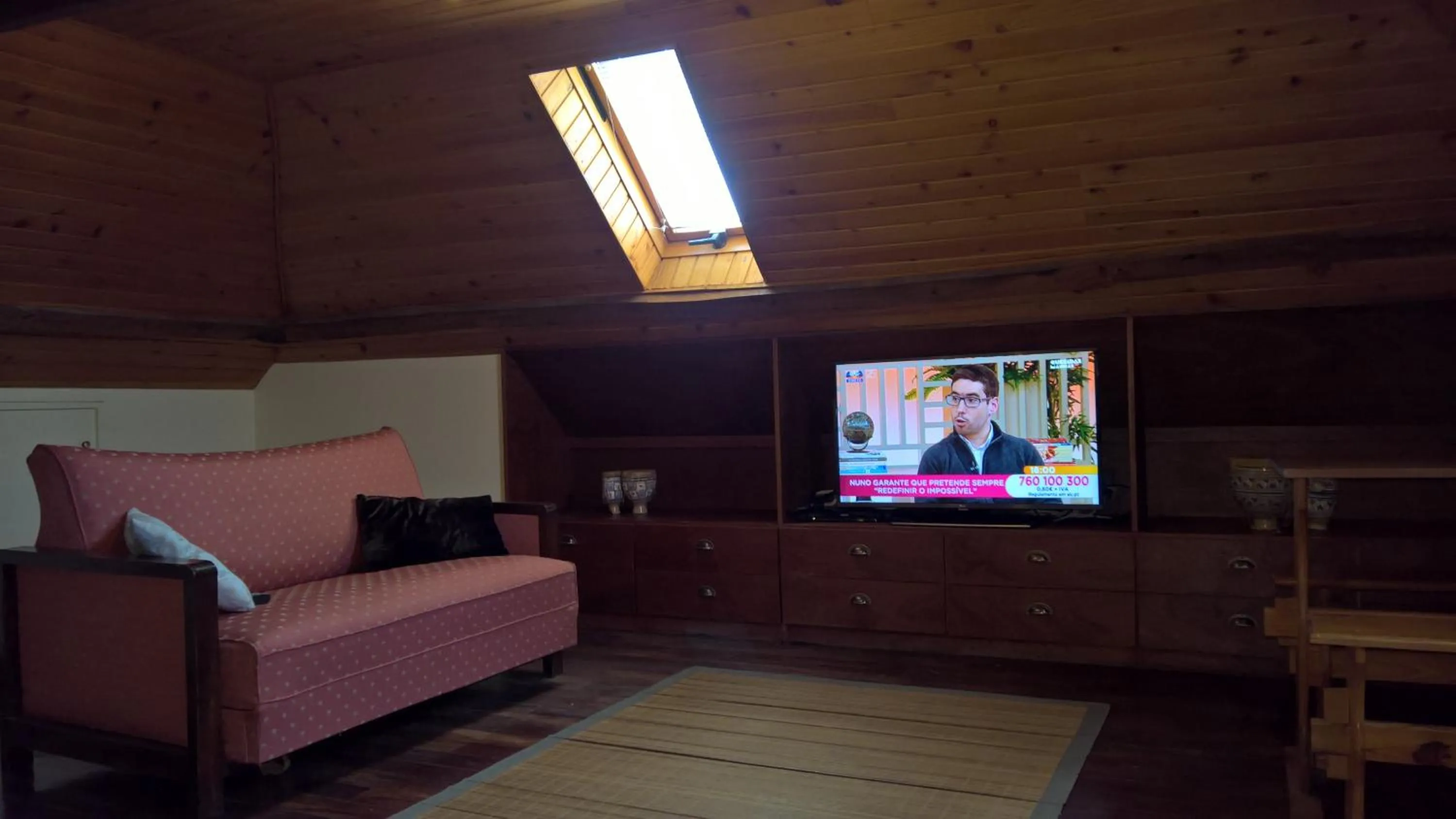 Communal lounge/ TV room in Hostel Casal São João