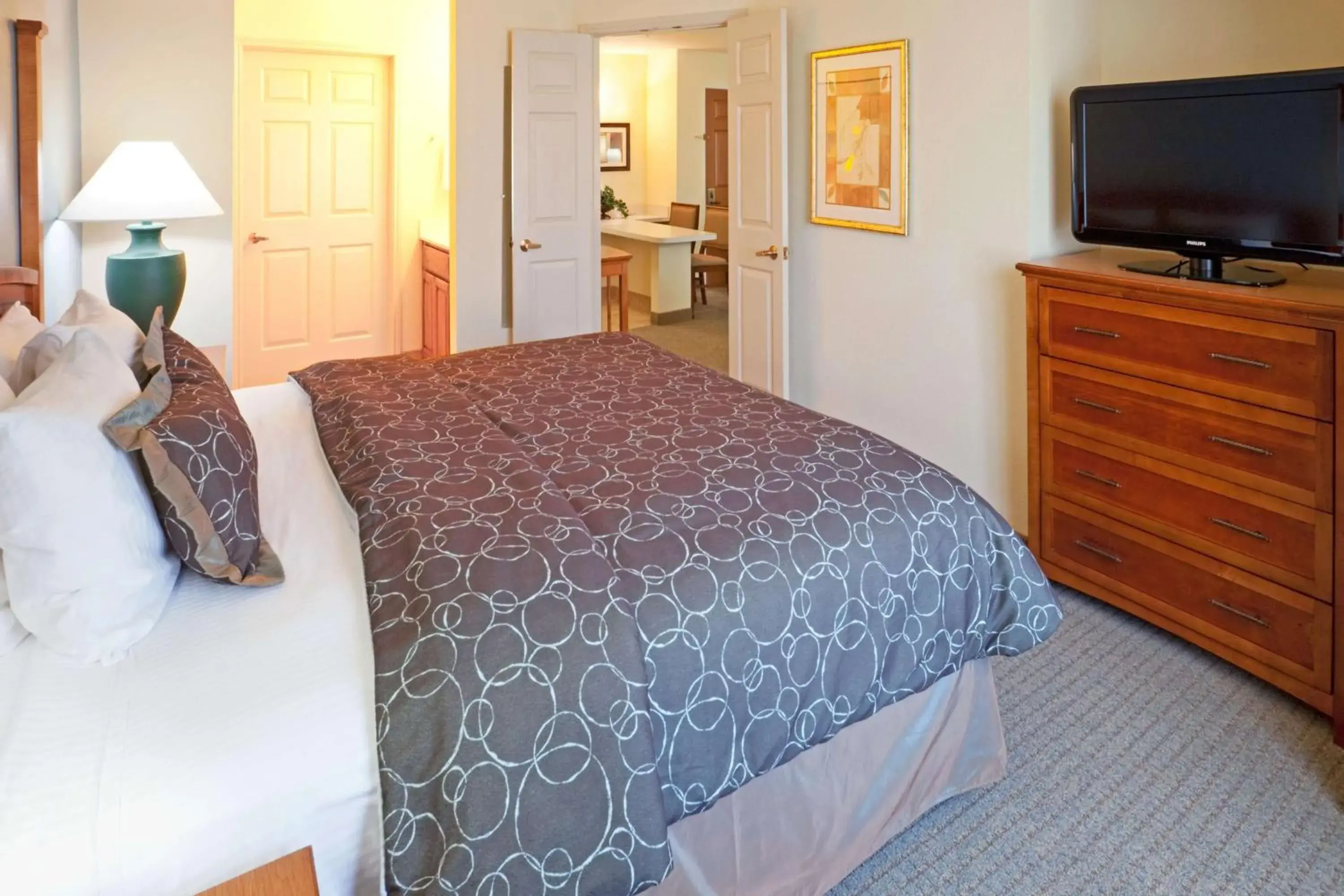 Photo of the whole room, Bed in Staybridge Suites Irving Las Colinas by IHG Photo of the whole room, Bed in Staybridge Suites Irving Las Colinas by IHG