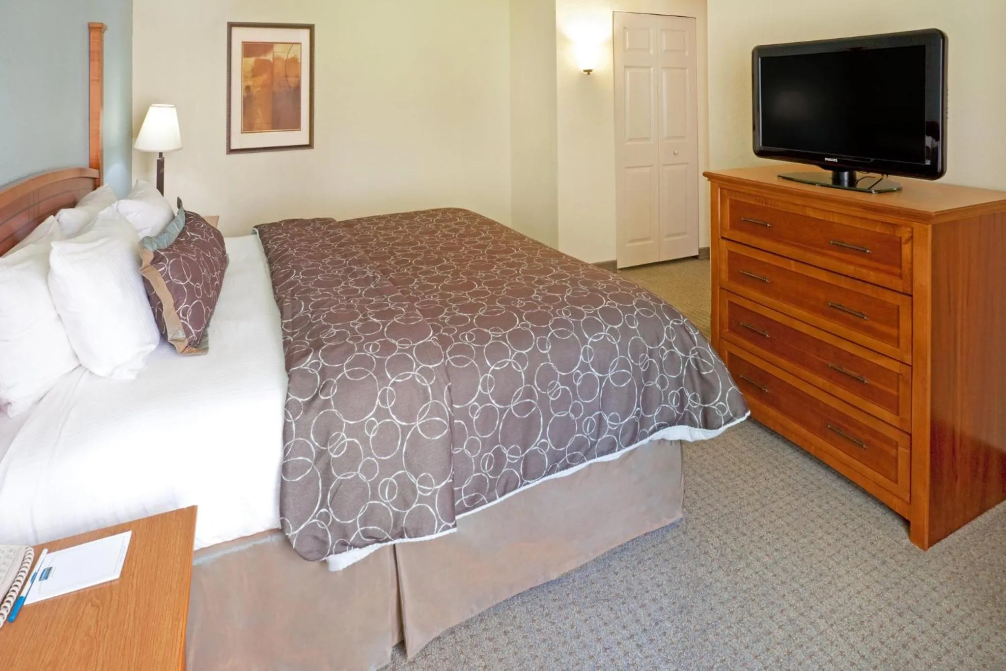 Photo of the whole room, Bed in Staybridge Suites Irving Las Colinas by IHG