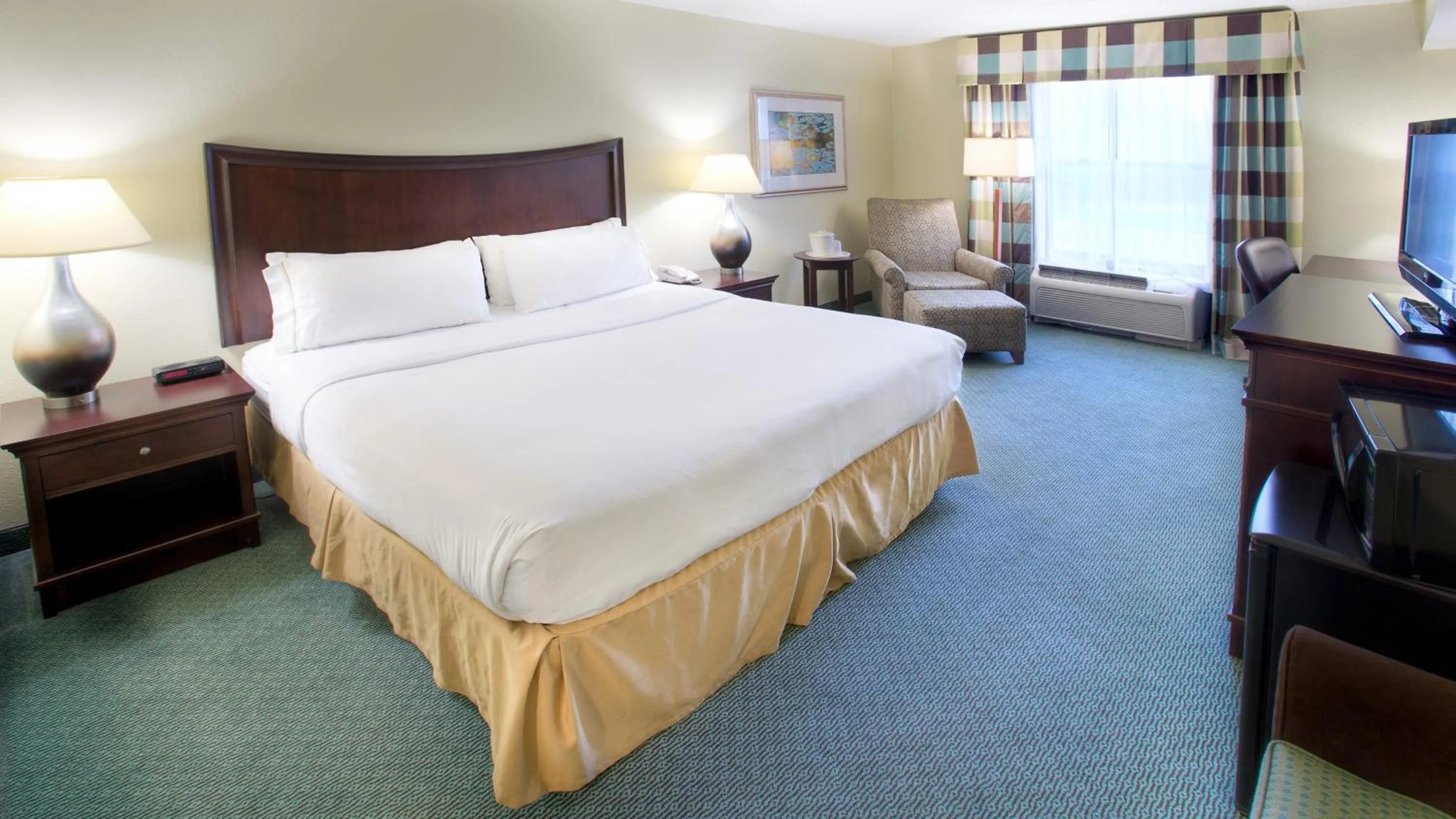 Photo of the whole room, Bed in Holiday Inn Express Indianapolis Airport by IHG