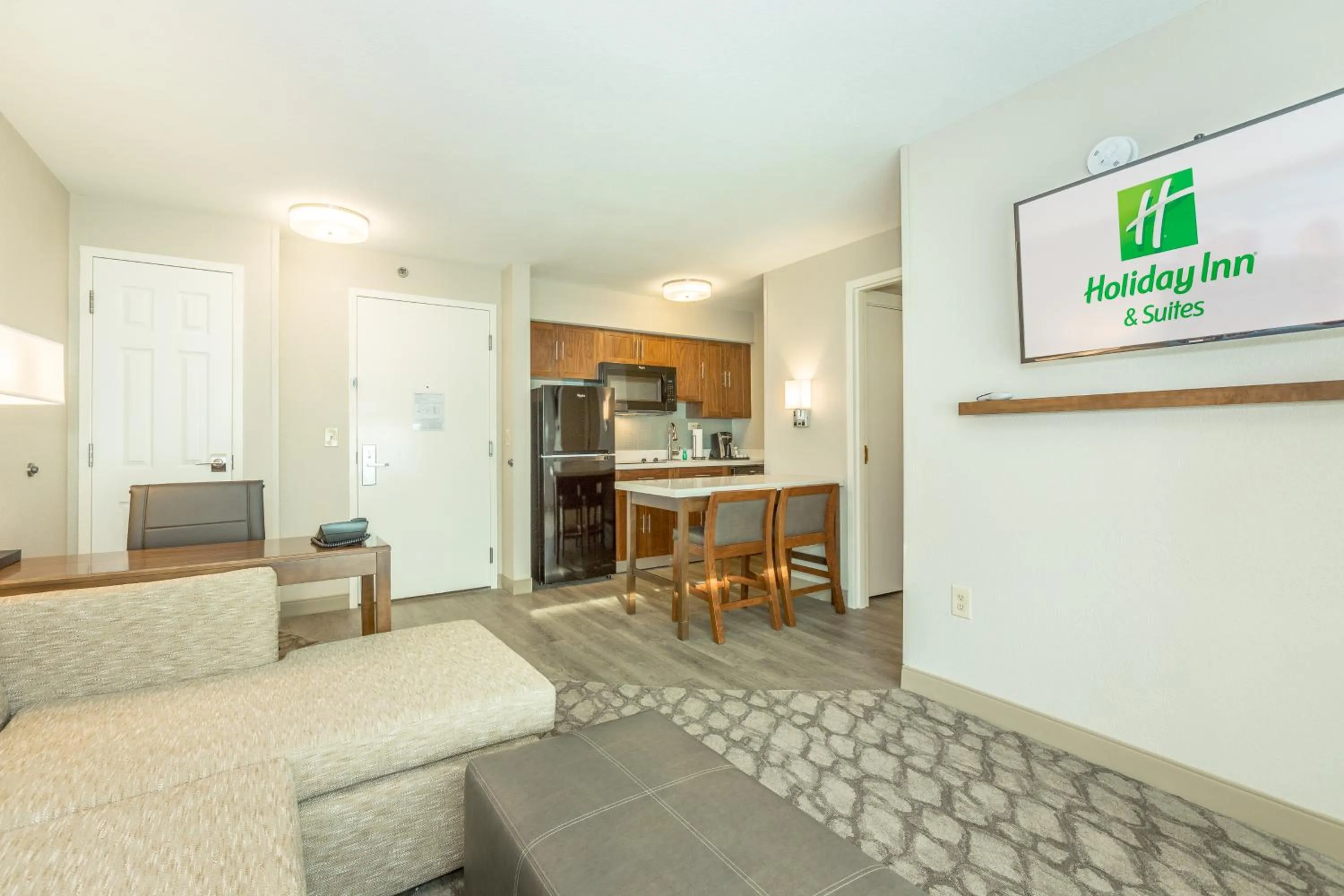 Kitchen or kitchenette in Holiday Inn Hotel and Suites Peachtree City by IHG