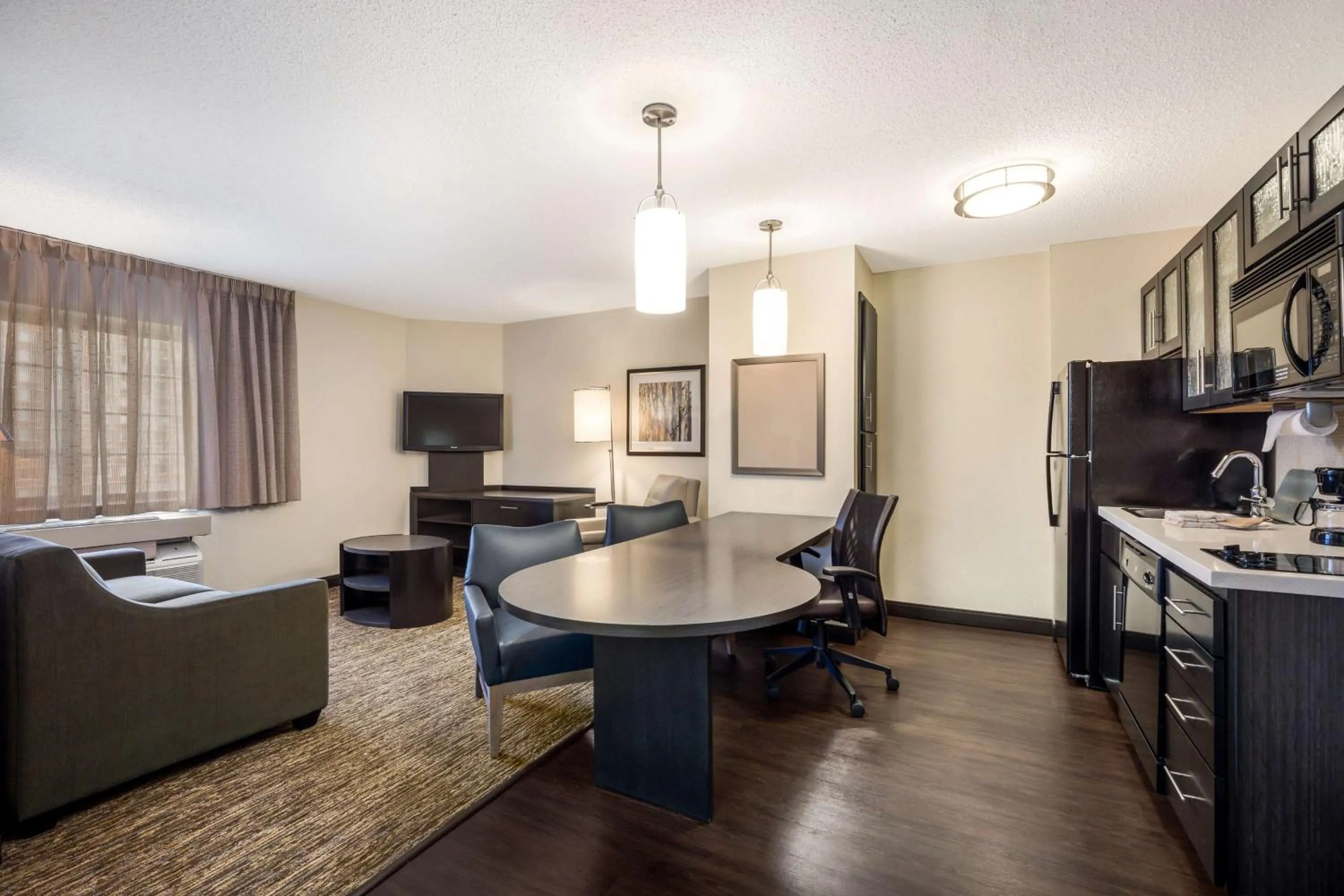 Kitchen or kitchenette in Sonesta Simply Suites Arlington