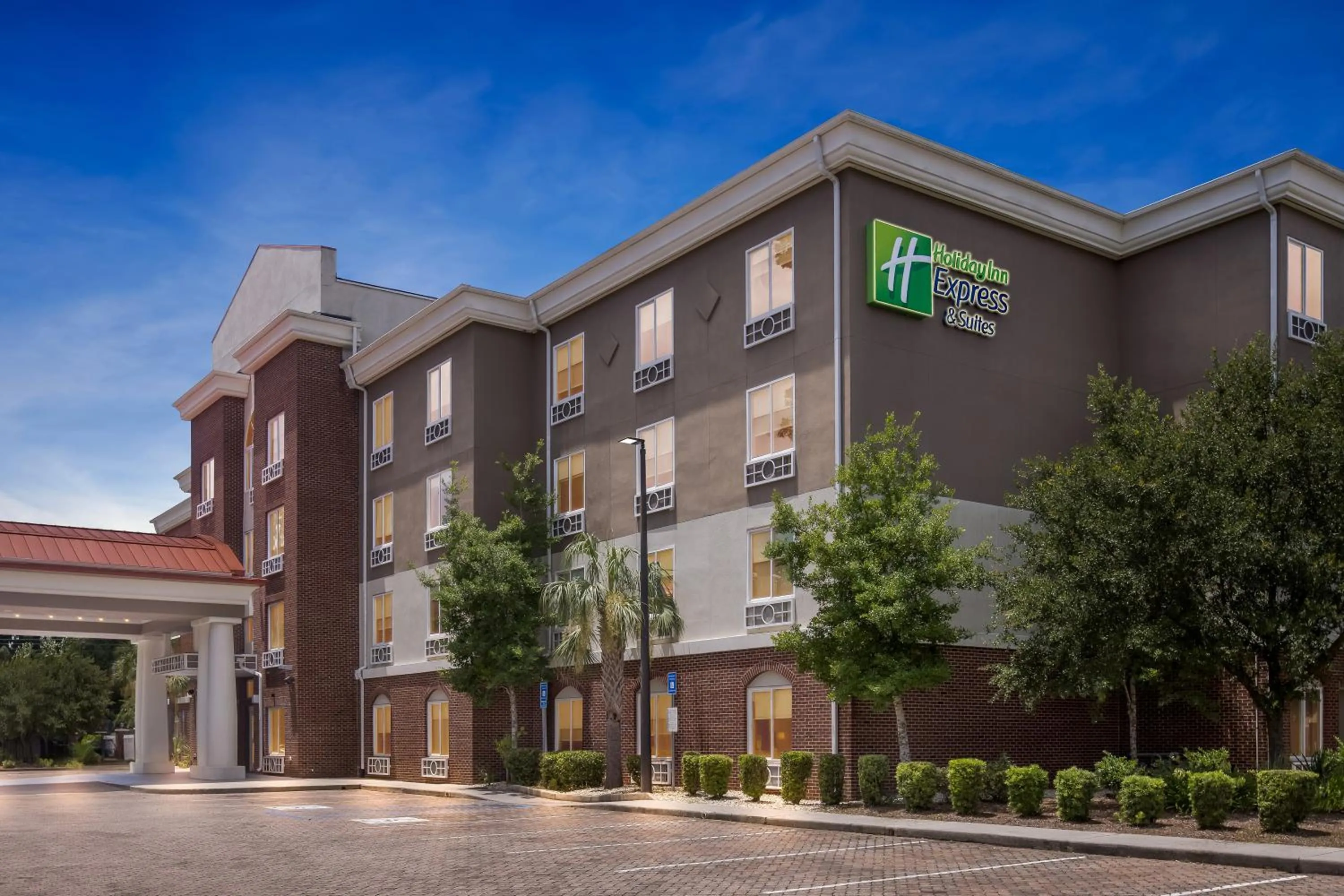 Property building in Holiday Inn Express Hotel & Suites Savannah Midtown by IHG