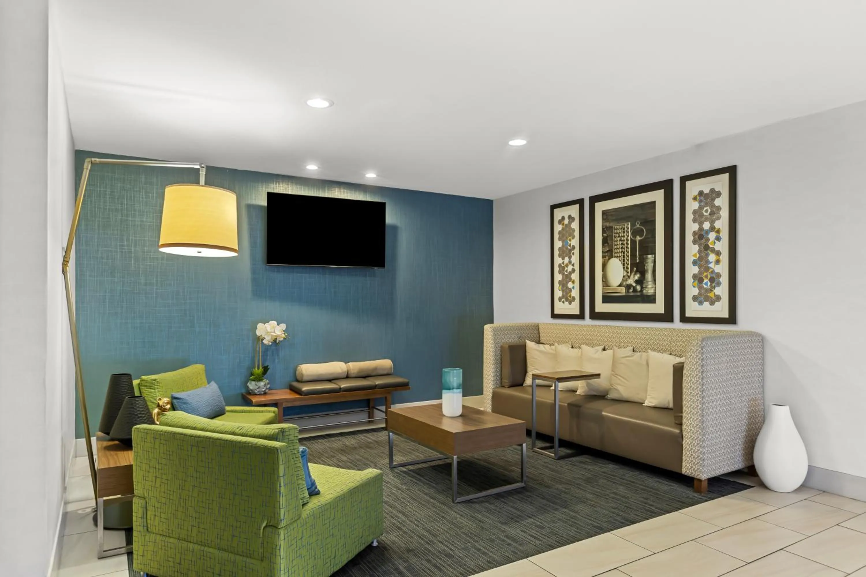 Lobby or reception in Holiday Inn Express Hotel & Suites Savannah Midtown by IHG