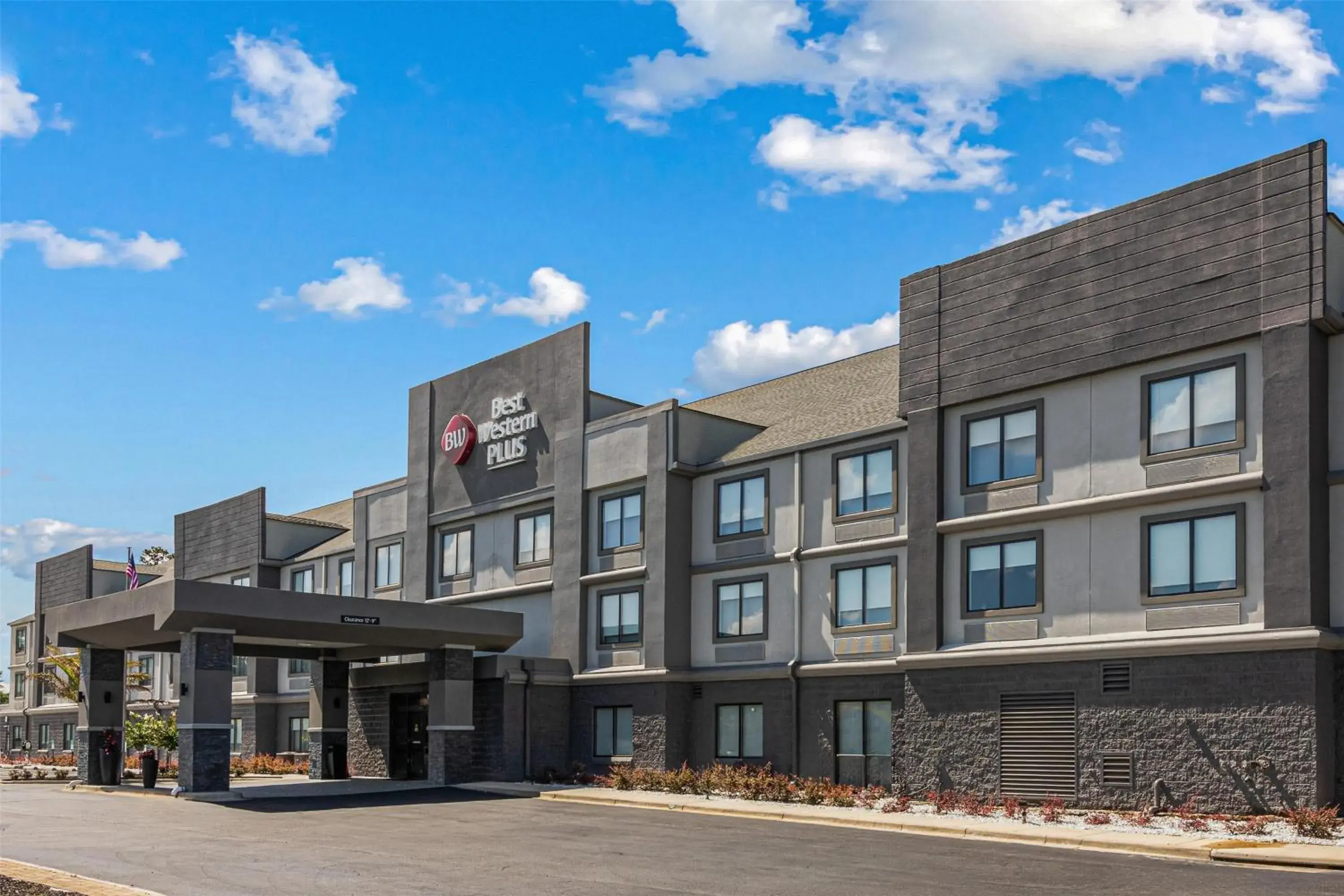 Property building in Best Western Plus Savannah Gateway Property building in Best Western Plus Savannah Gateway