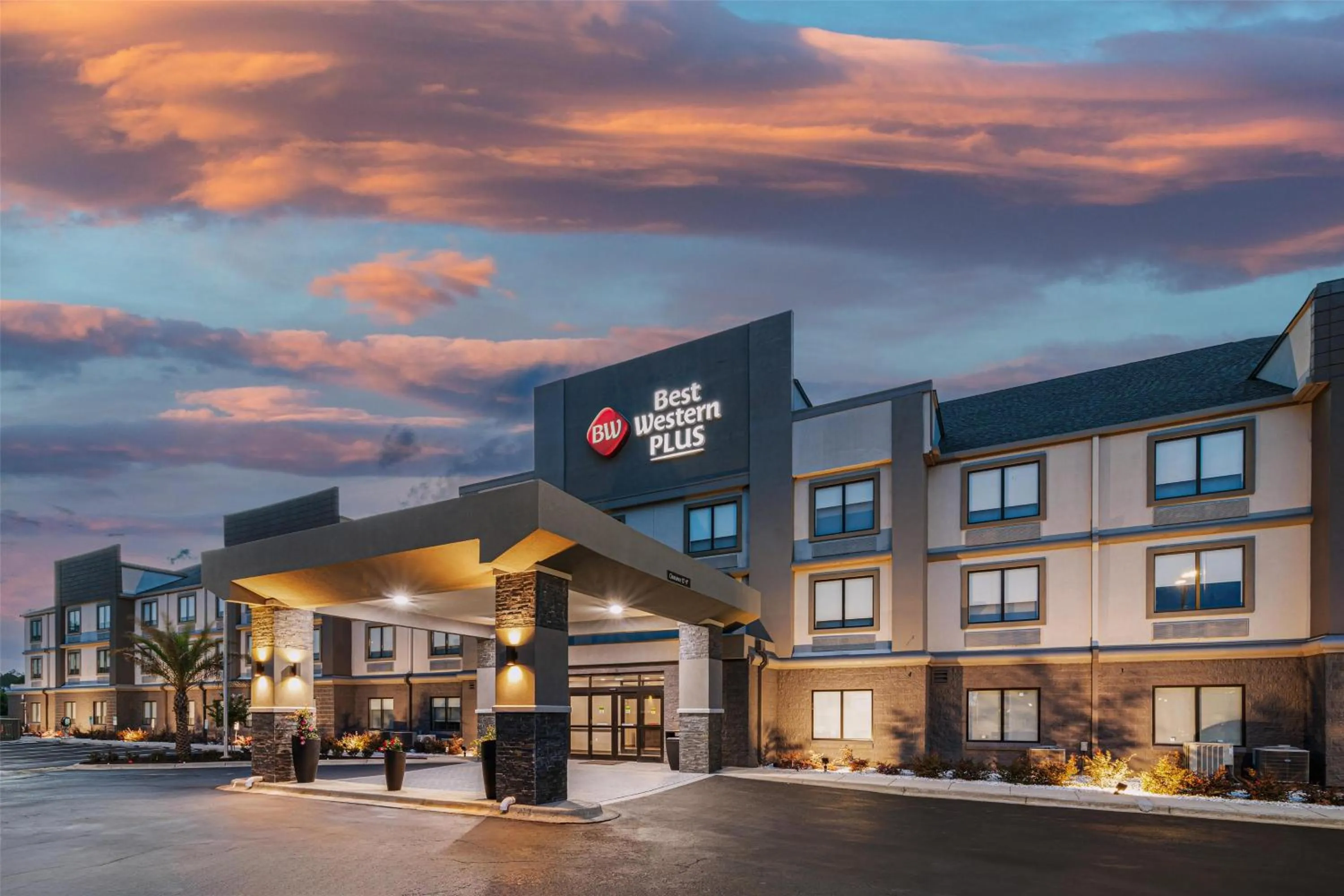 Property building in Best Western Plus Savannah Gateway