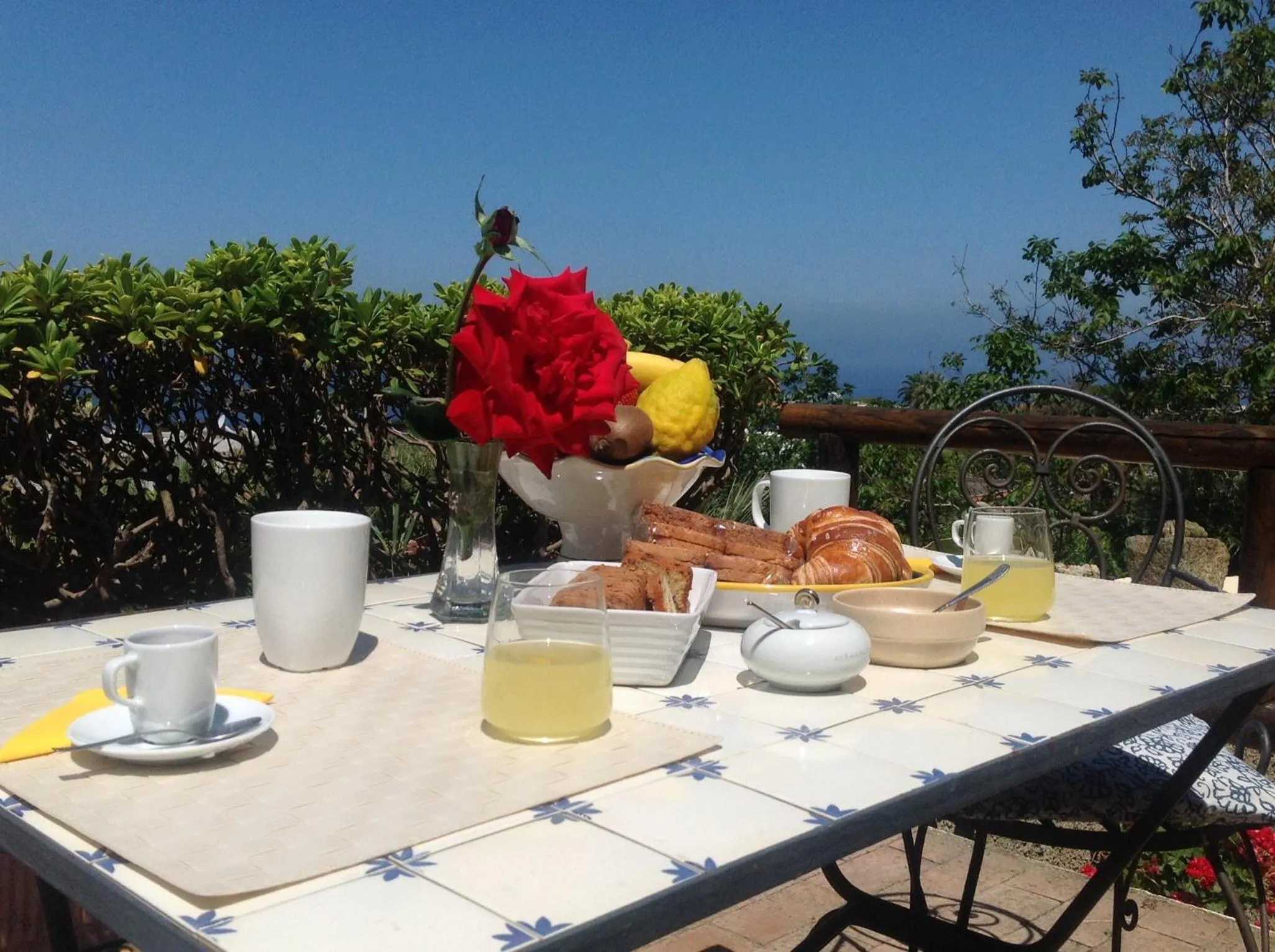 Food and drinks in La Terrazzina sul tramonto