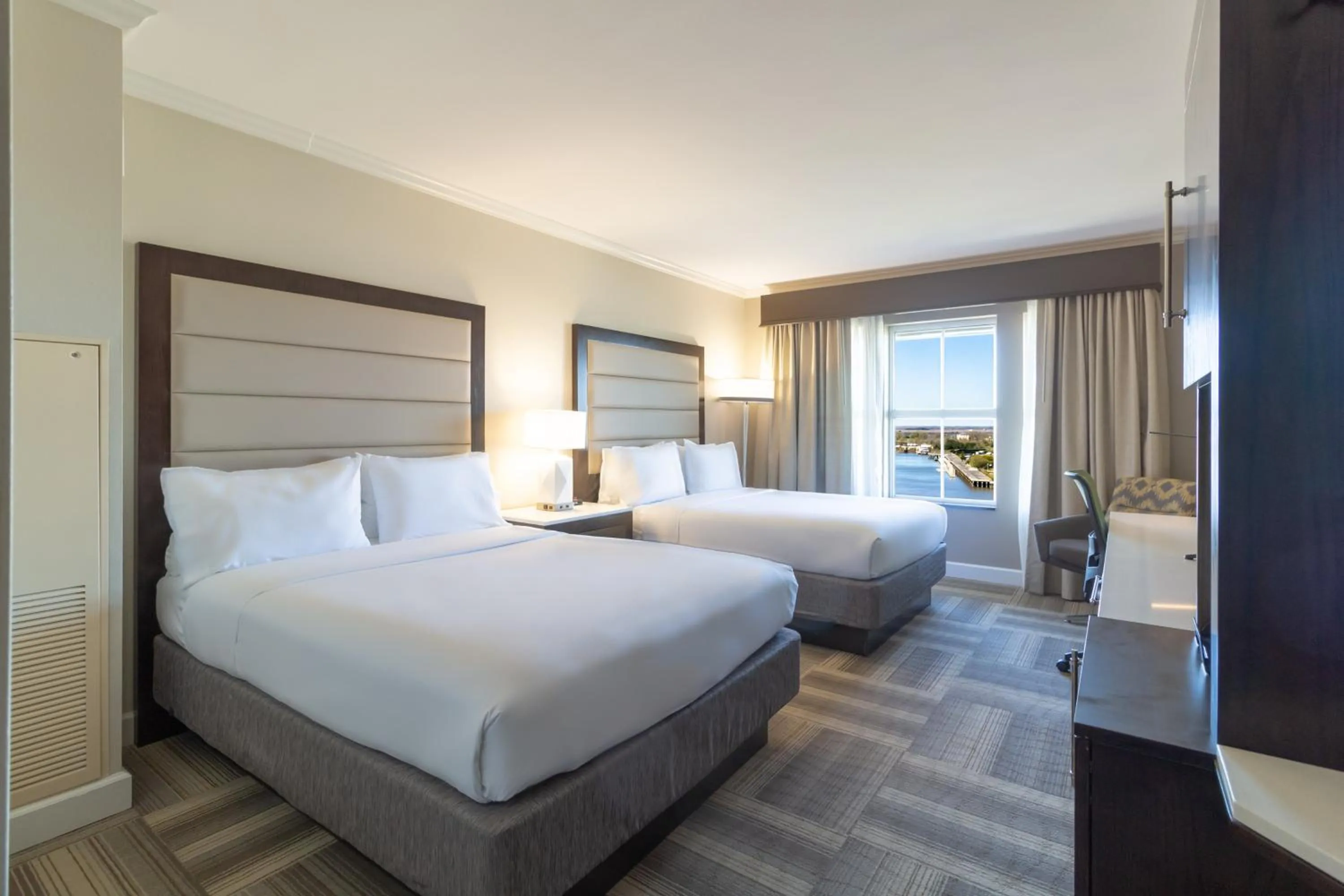 Photo of the whole room, Bed in Holiday Inn Express Savannah - Historic District