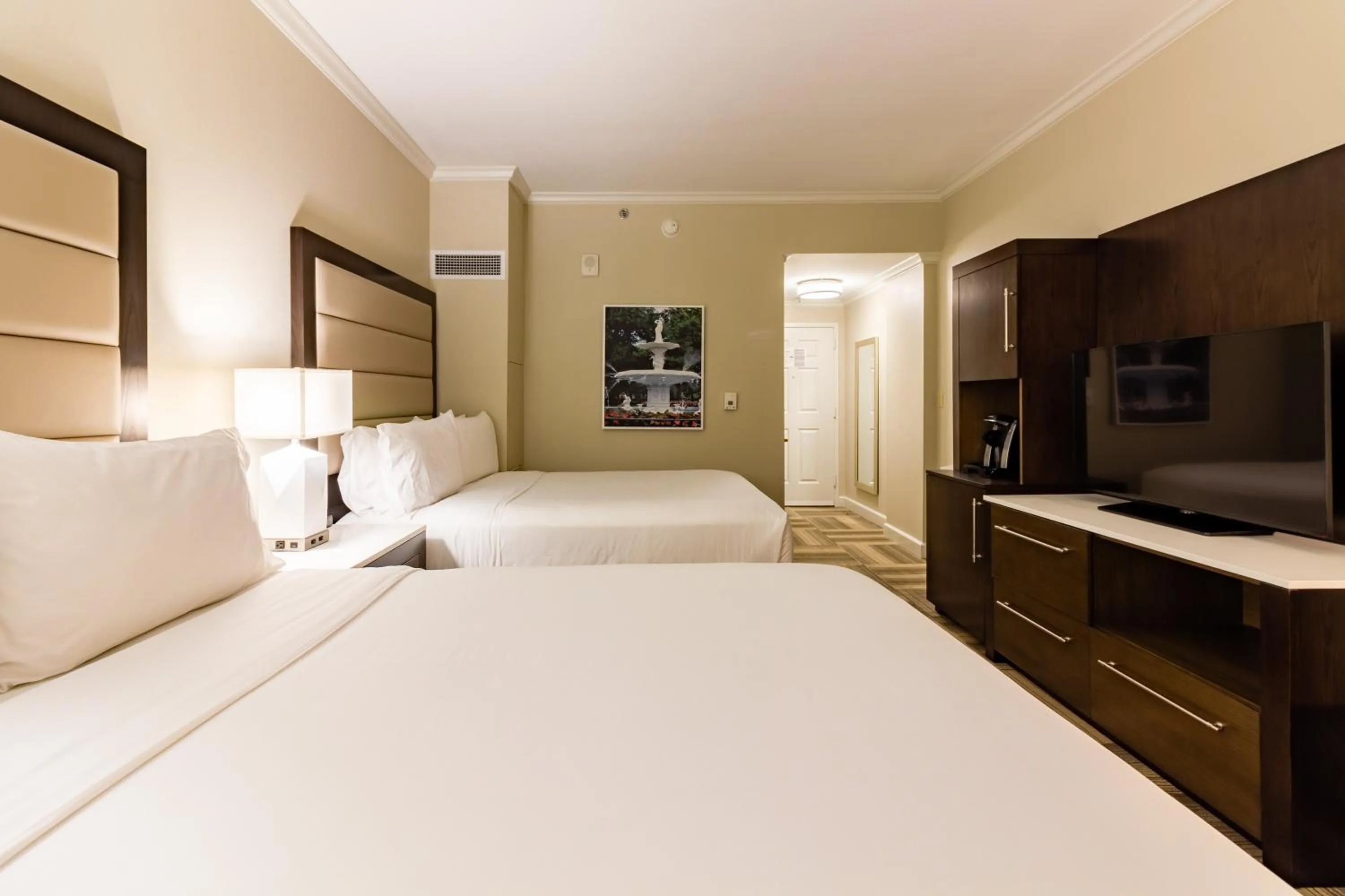Photo of the whole room, Bed in Holiday Inn Express Savannah - Historic District