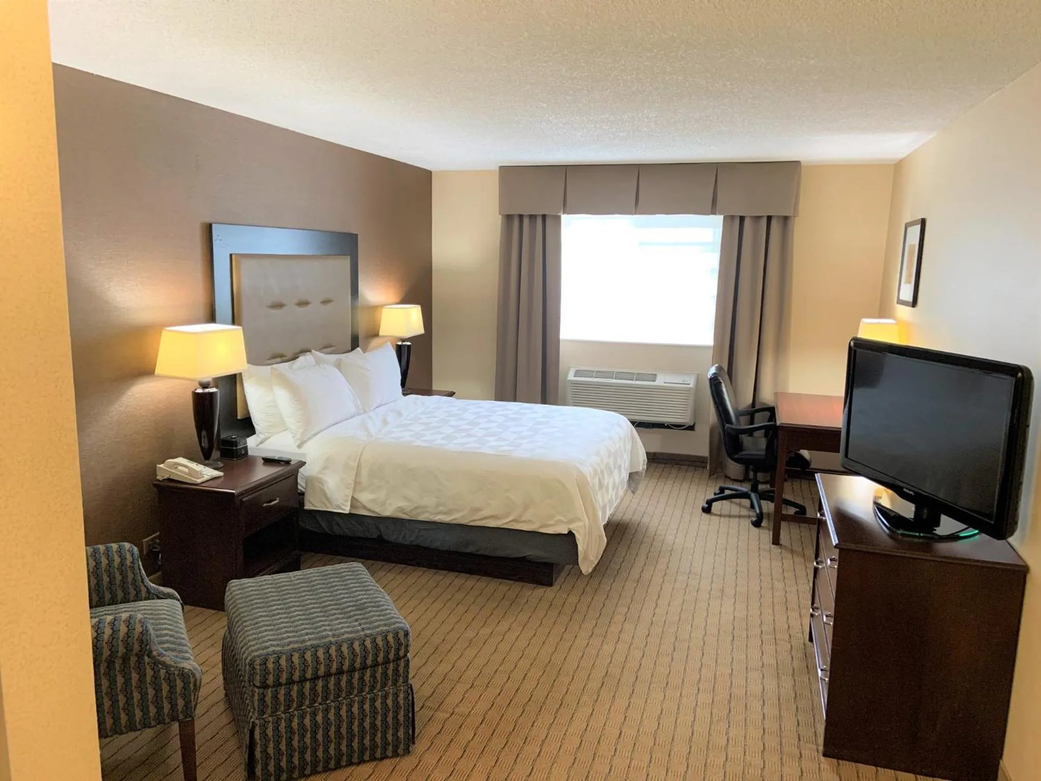 Photo of the whole room, Bed in Holiday Inn & Suites Chicago-Carol Stream Wheaton by IHG