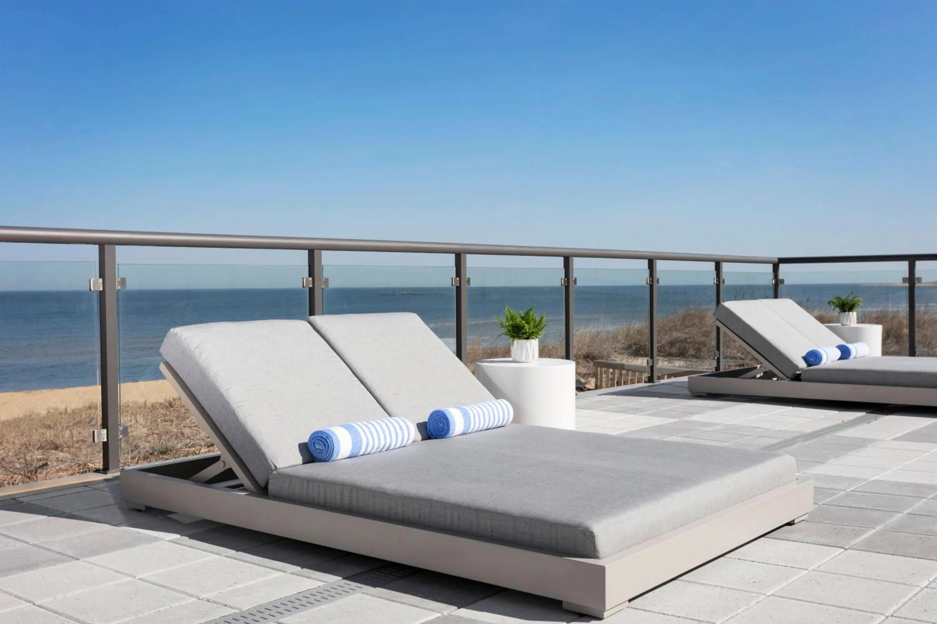 Swimming pool in Delta Hotels by Marriott™ Virginia Beach Waterfront Suites