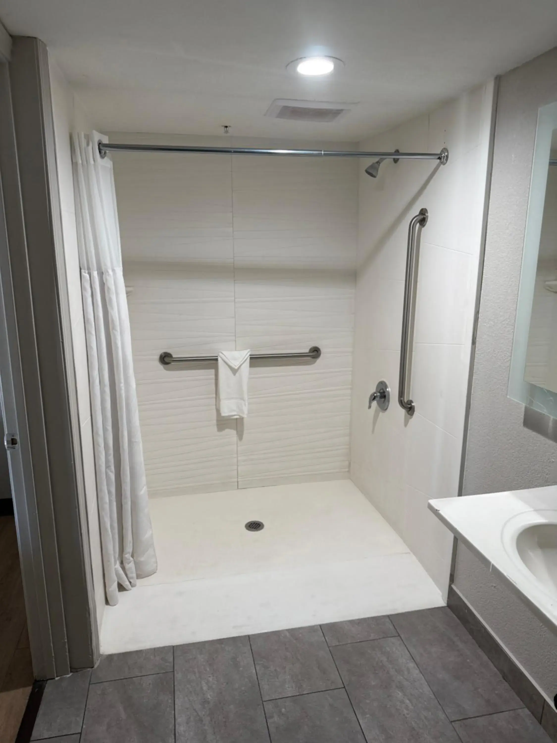 Queen Room with Two Queen Beds and Bathtub with Grab Bars - Mobility Access/Non-Smoking in Days Inn by Wyndham Chula Vista-San Diego Queen Room with Two Queen Beds and Bathtub with Grab Bars - Mobility Access/Non-Smoking in Days Inn by Wyndham Chula Vista-San Diego