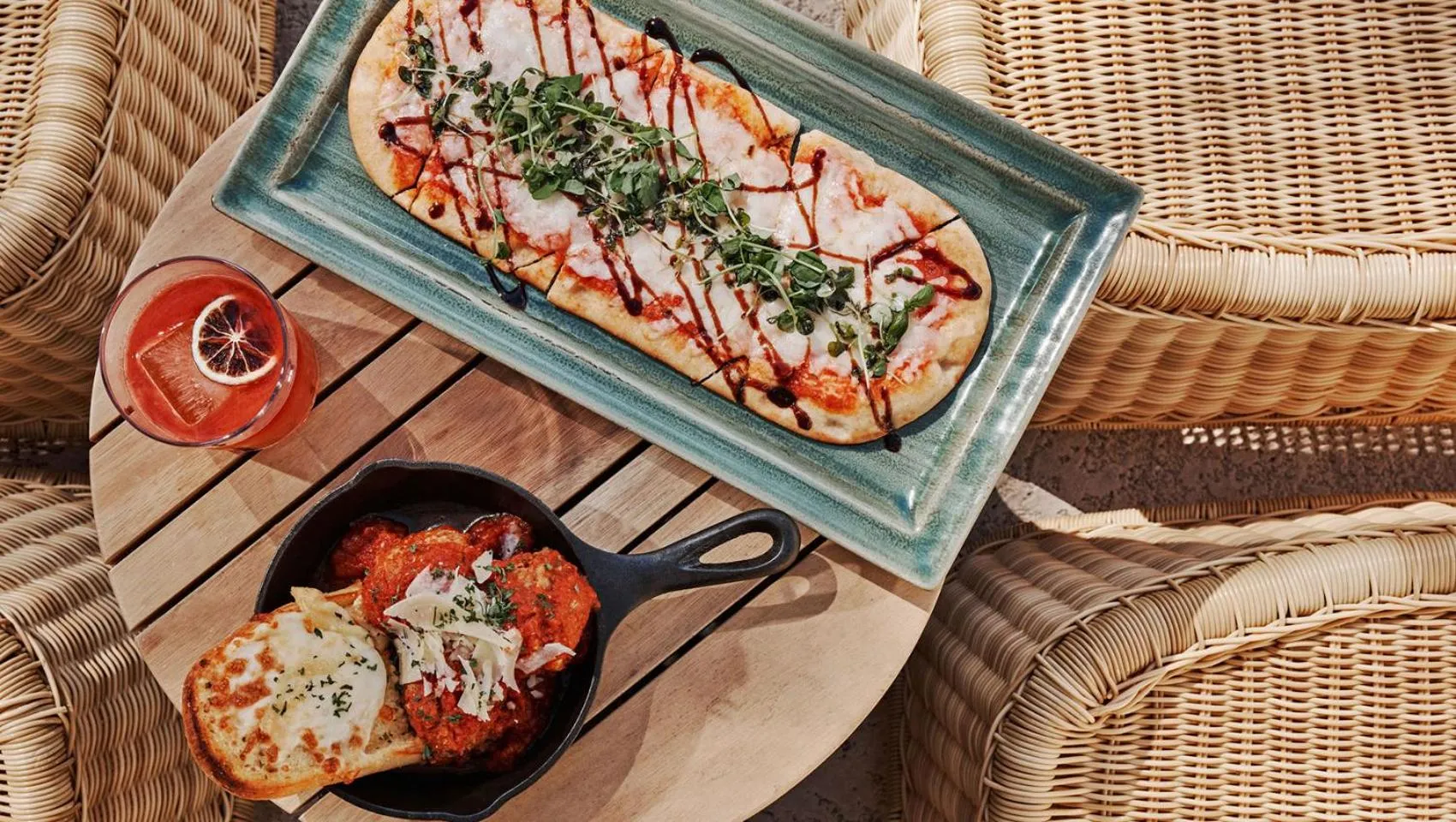 Food and drinks in Kimpton Brice Hotel by IHG