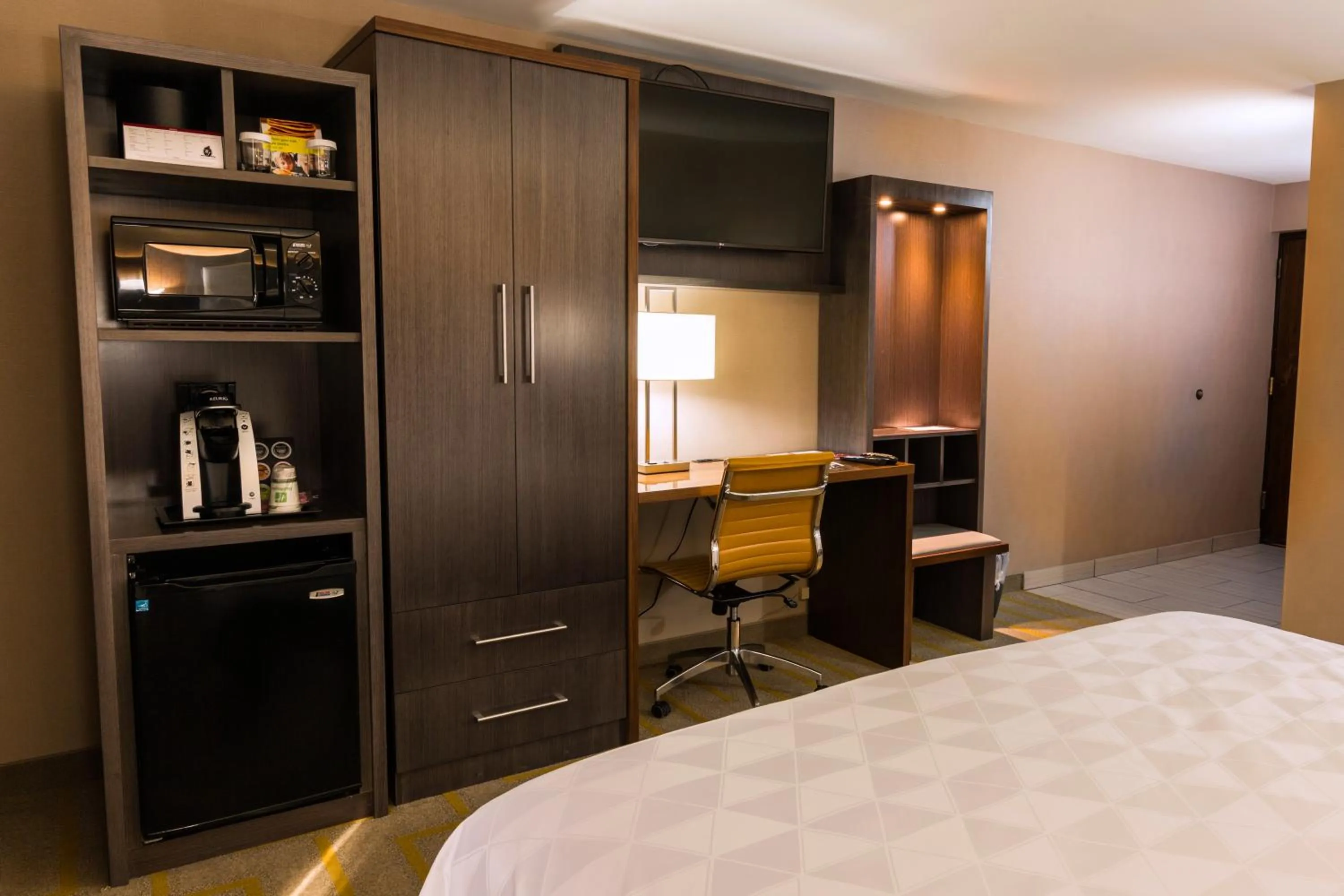 TV and multimedia, Bed in Holiday Inn Chicago SW-Countryside ConfCtr by IHG