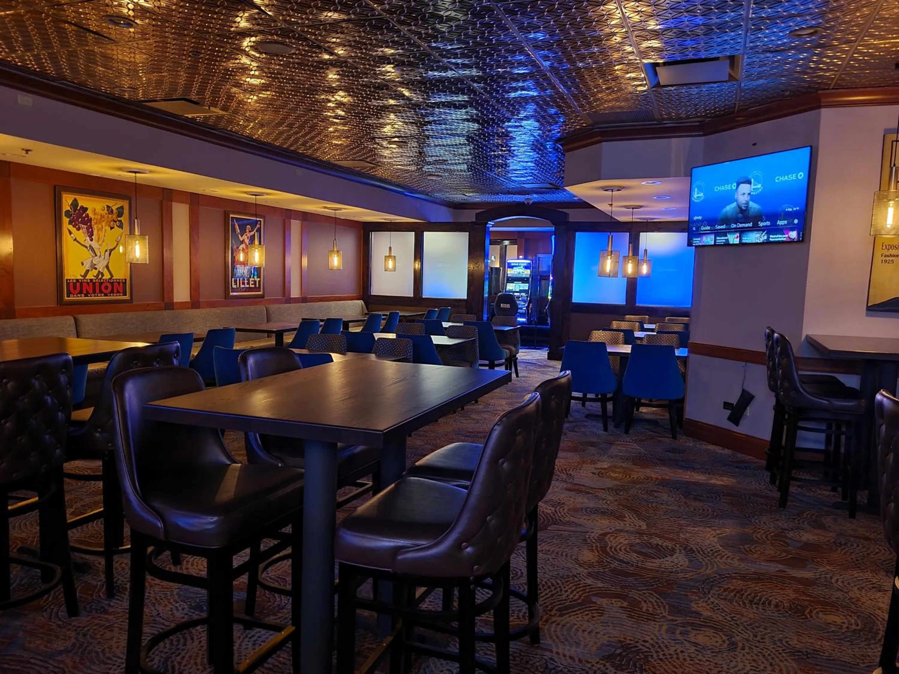 Lounge or bar in Holiday Inn Chicago SW-Countryside ConfCtr by IHG