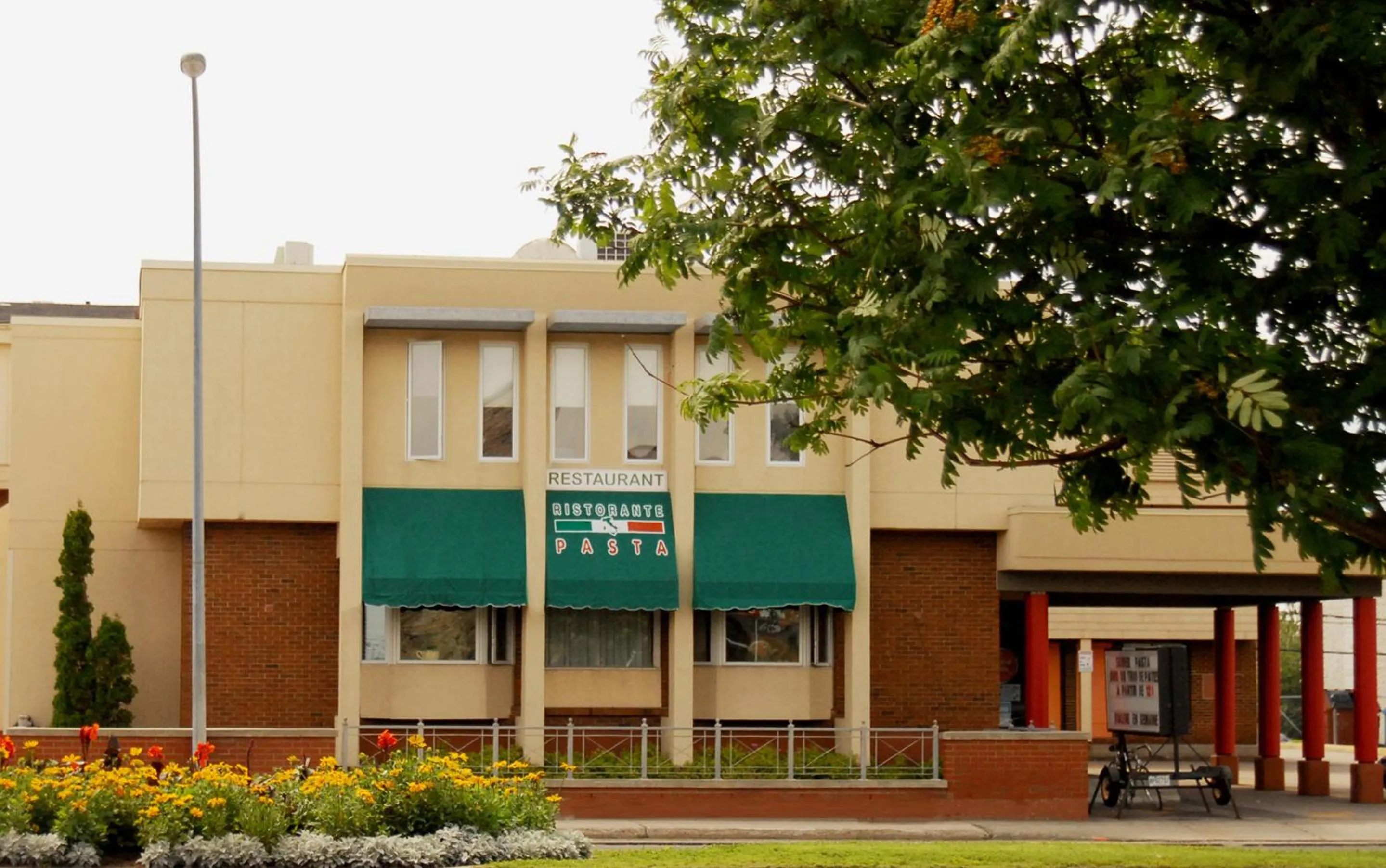 Property building in Hôtel Mingan