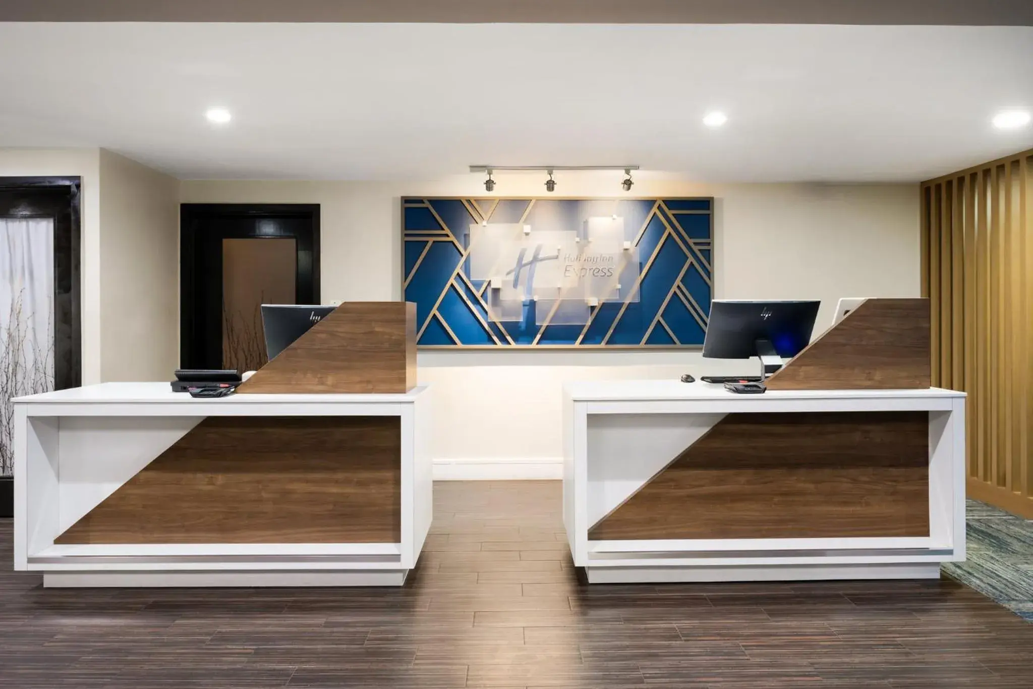 Property building in Holiday Inn Express Simi Valley by IHG Property building in Holiday Inn Express Simi Valley by IHG