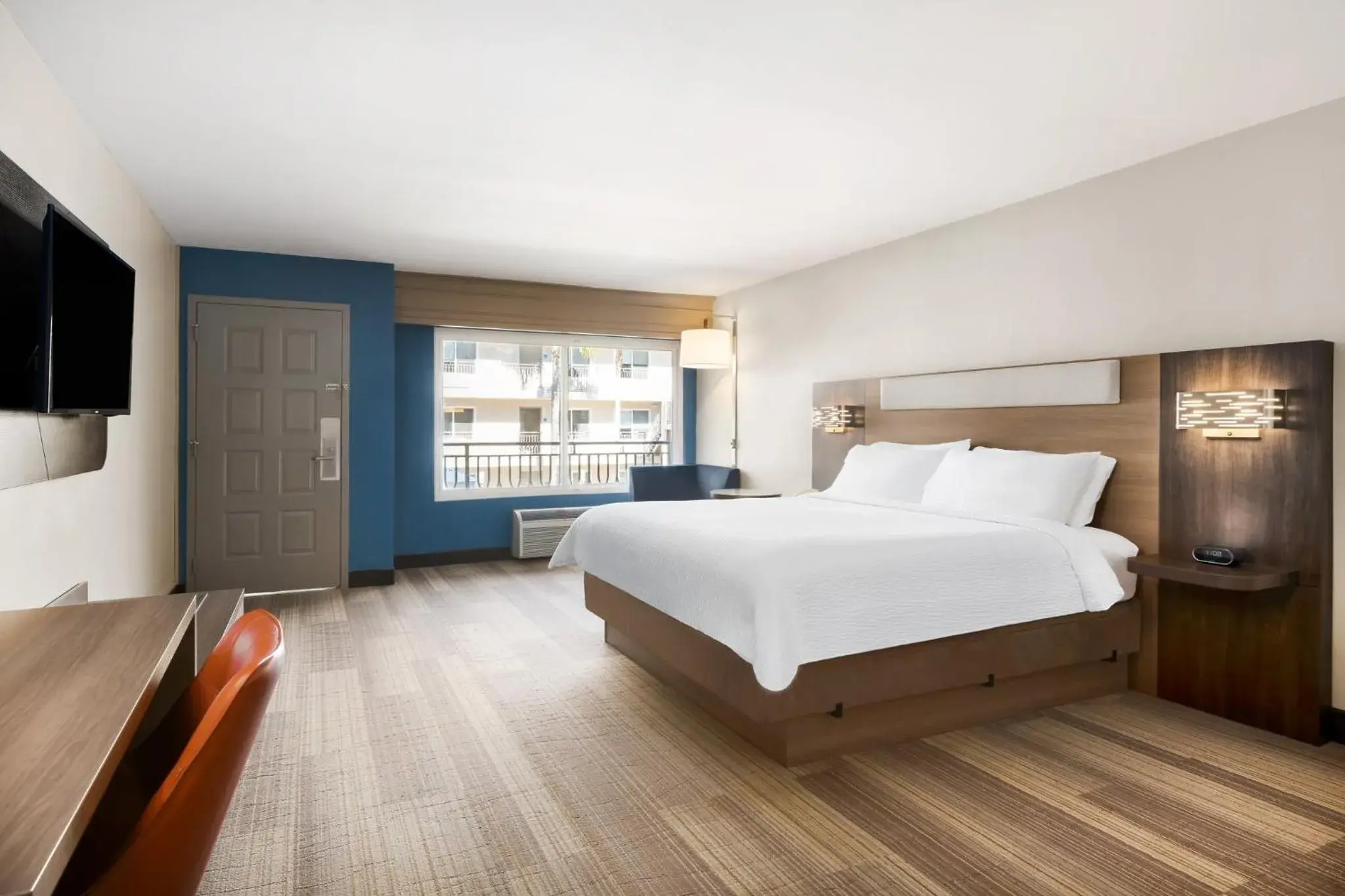 Photo of the whole room, Bed in Holiday Inn Express Simi Valley by IHG Photo of the whole room, Bed in Holiday Inn Express Simi Valley by IHG